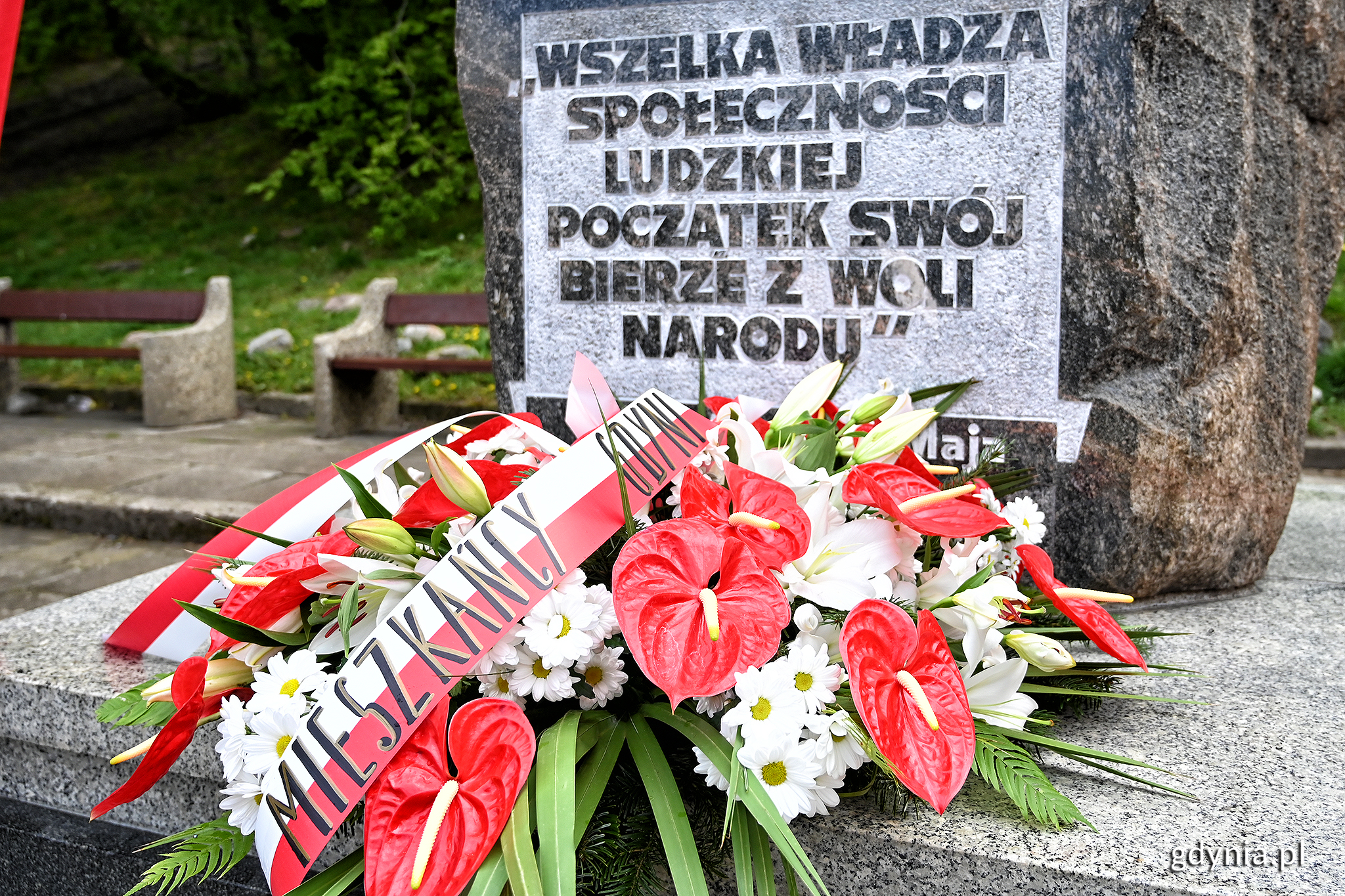 Prezydent Gdyni Wojciech Szczurek złożył kwiaty pod pomnikiem Konstytucji 3 Maja // fot. Michał Puszczewicz