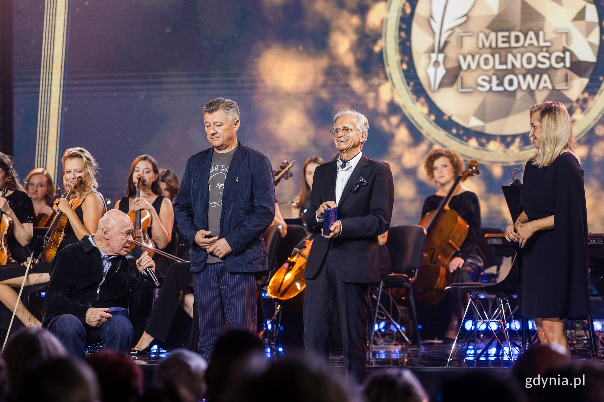 Stanisław Tym (z lewej) i Jacek Fedorowicz (trzeci od lewej otrzymali Specjalne Medale Wolności Słowa, fot. Karol Stańczak