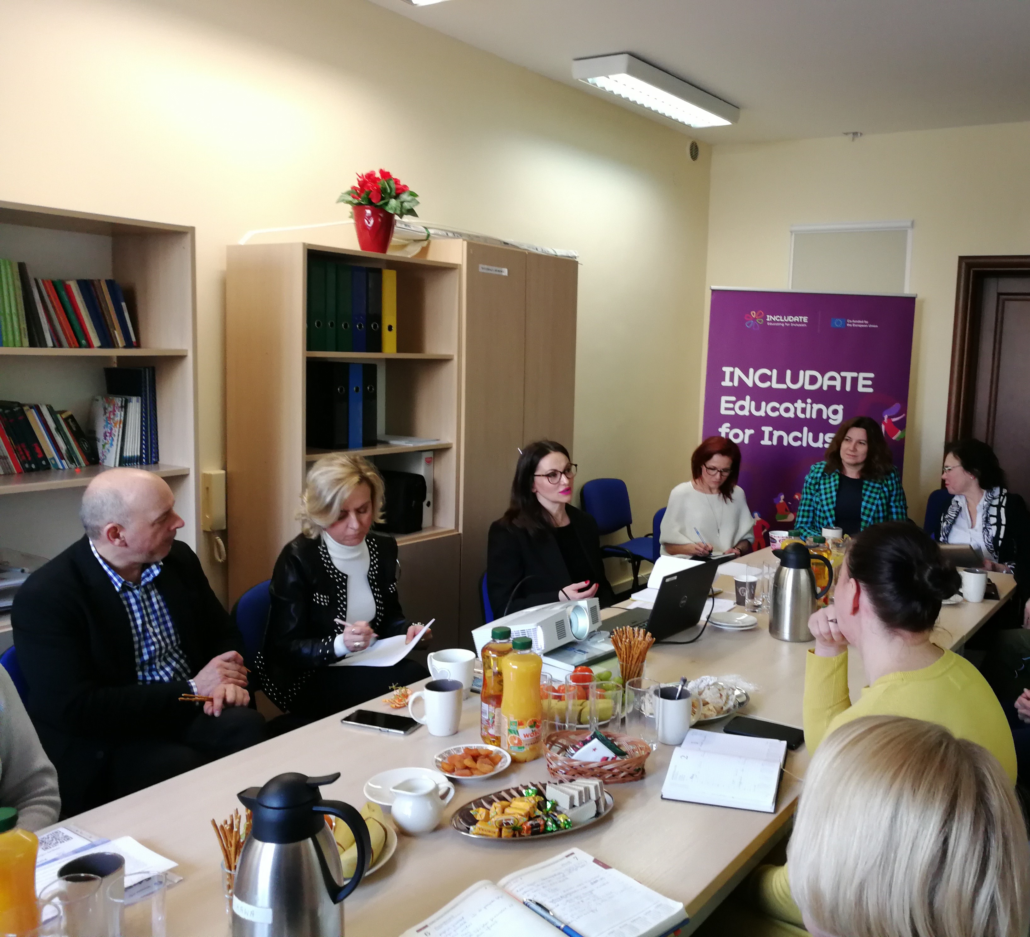 Dłonie układające witraż