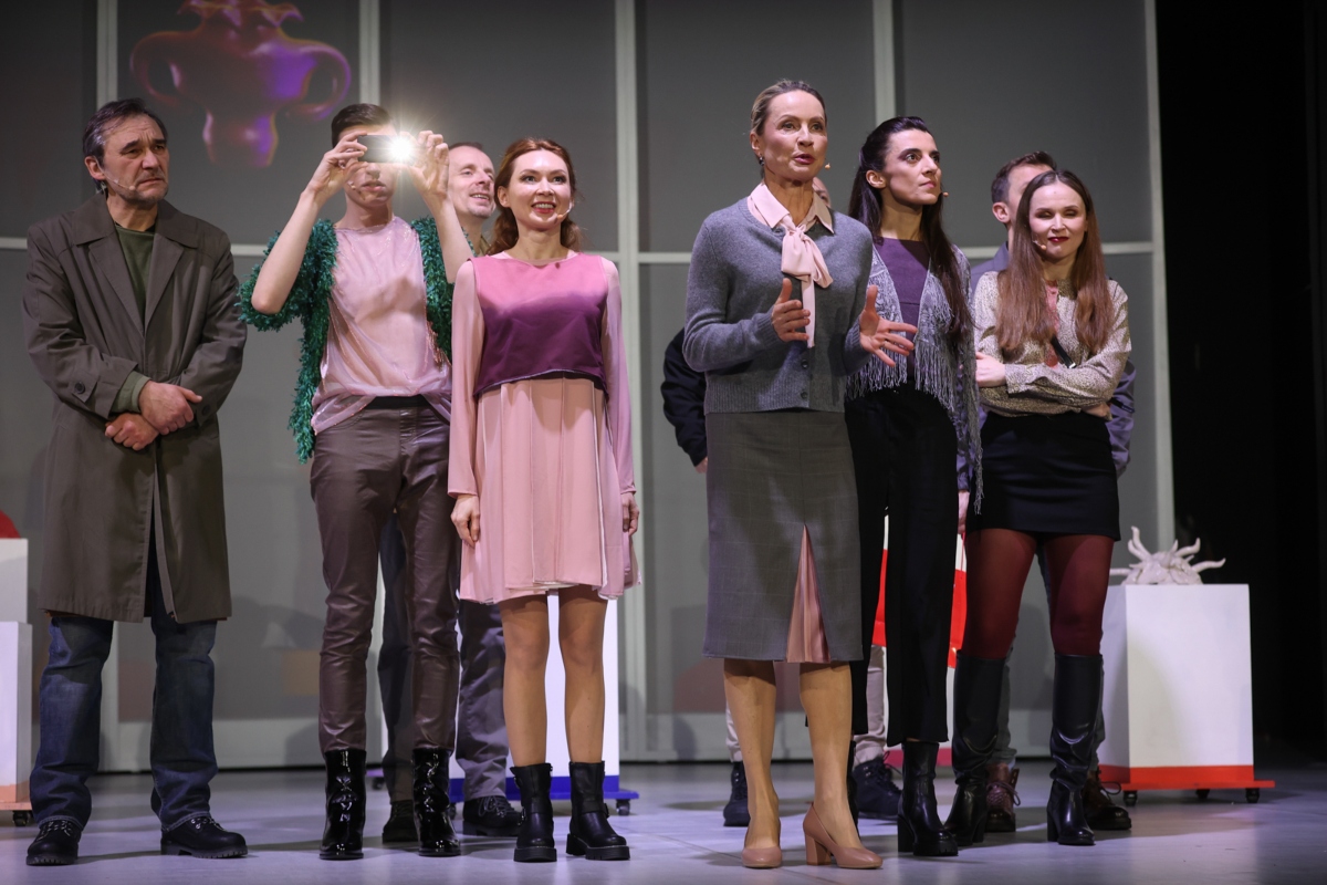 Zdjęcie z pr&oacute;by medialnej spektaklu &bdquo;Lizystrata, czyli strajk kobiet&rdquo; w reżyserii Zdenki Pszczołowskiej. Scena zbiorowa 