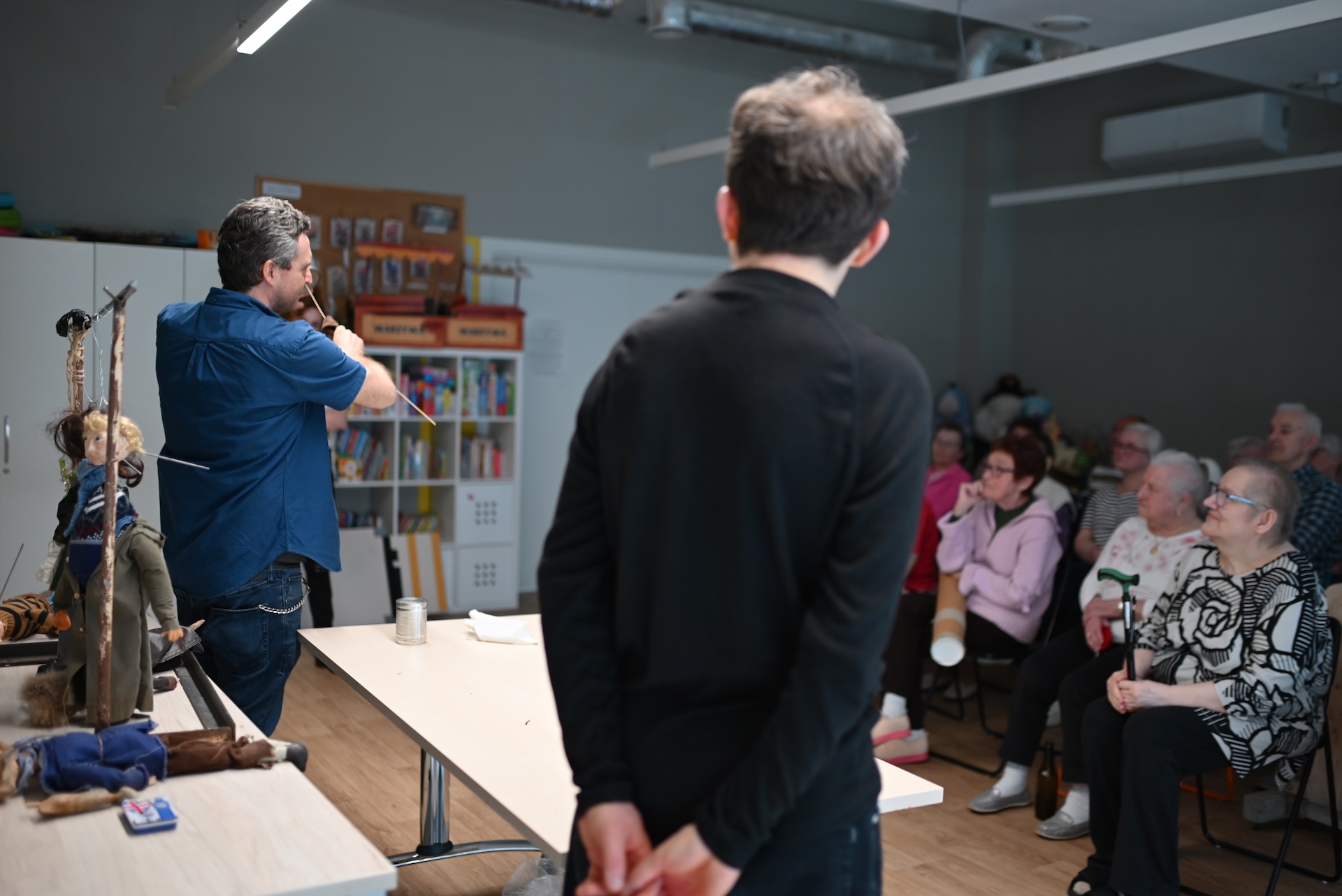 aktorzy teatralni rozmawiają z widzami