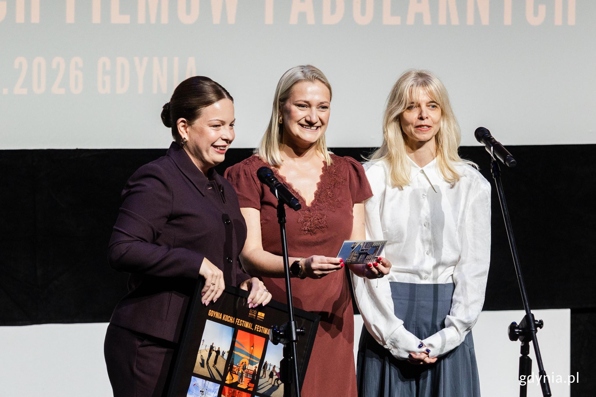 Od lewej: wiceprezydentka Gdyni Oktawia Gorzeńska,&nbsp;Agata Kozierańska-Burda &ndash; dyrektor Festiwalu Polskich Film&oacute;w Fabularnych i Joanna Łapińska &ndash; dyrektor artystyczna Festiwalu Polskich Film&oacute;w Fabularnych podczas gali otwarcia 51. Festiwalu Polskich Film&oacute;w Fabularnych (fot. Karol Stańczak)