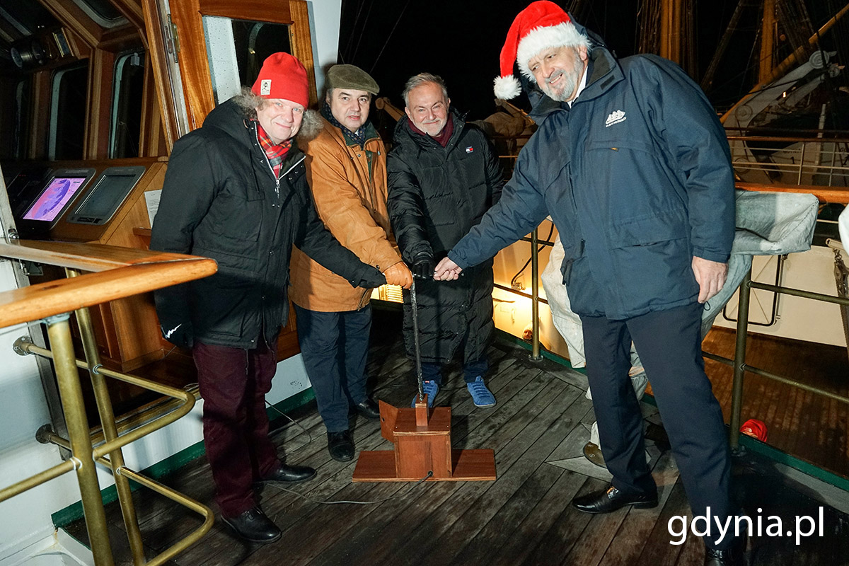 Od prawej: kpt. ż. w. Rafał Szymański &ndash; komendant &bdquo;Daru Młodzieży&rdquo;, Wojciech Szczurek - prezydent Gdyni, prof. dr hab. inż. kpt. ż. w. Adam Weintrit &ndash; rektor Uniwersytetu Morskiego w Gdyni oraz mgr inż. kpt. ż. w. Dariusz Jellonnek &ndash; dyrektor Działu Armatorskiego i Praktyk Morskich Uniwersytetu Morskiego w Gdyni podczas zapalania choinki na &bdquo;Darze Młodzieży&rdquo; 