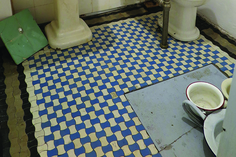 10.	Rekonstrukcja międzywojennego wyposażenia łazienki w Minimuzeum przy ul. 3 Maja 27-31, na potrzeby aranżacji przestrzeni odtworzono ze zdemontowanych oryginalnych gorsecik&oacute;w kompozycję posadzki. Każdy z ponad tysiąca wykorzystanych do tego celu element&oacute;w oczyszczono i ułożono.