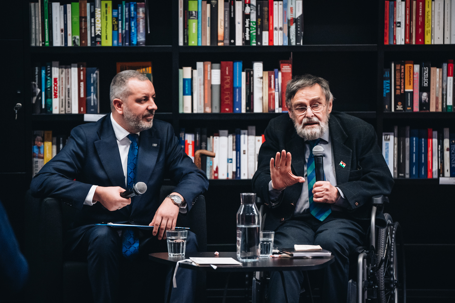 &Aacute;kos Engelmayer &ndash; uczestnik powstania węgierskiego i pierwszy ambasador wolnych Węgier w Polsce w latach 1990&ndash;1995 oraz wicedyrektor Europejskiego Centrum Solidarności dr Przemysław Ruchlewski podczas spotkania w Europejskim Centrum Solidarności z okazji 70. rocznicy wybuchu powstania węgierskiego (fot. Rafał Mroziński/ archiwum ECS)