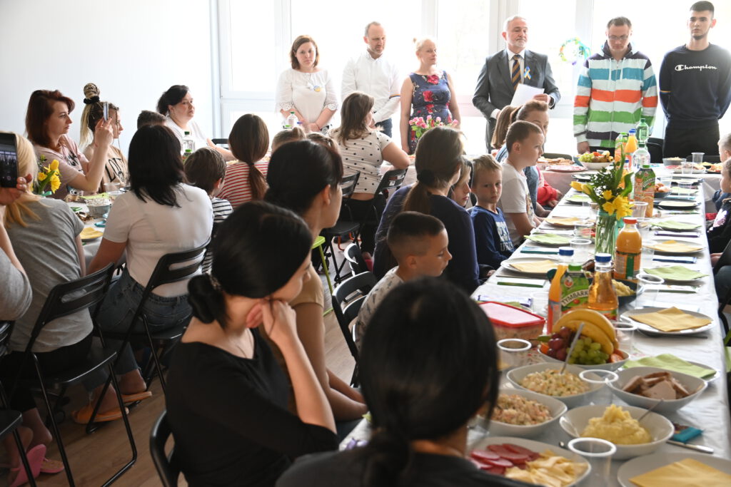 W śniadaniu wielkanocnym w Przystani Chylońska 237 uczestniczył Wojciech Szczurek, prezydent Gdyni // fot. Magdalena Śliżewska