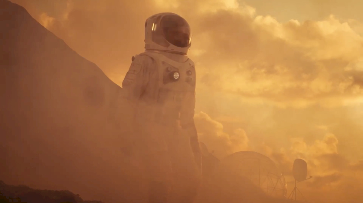 Astronauta w skafandrze stoi w pomarańczowej mgle na obcej, pustynnej planecie, z kopułą i anteną w tle