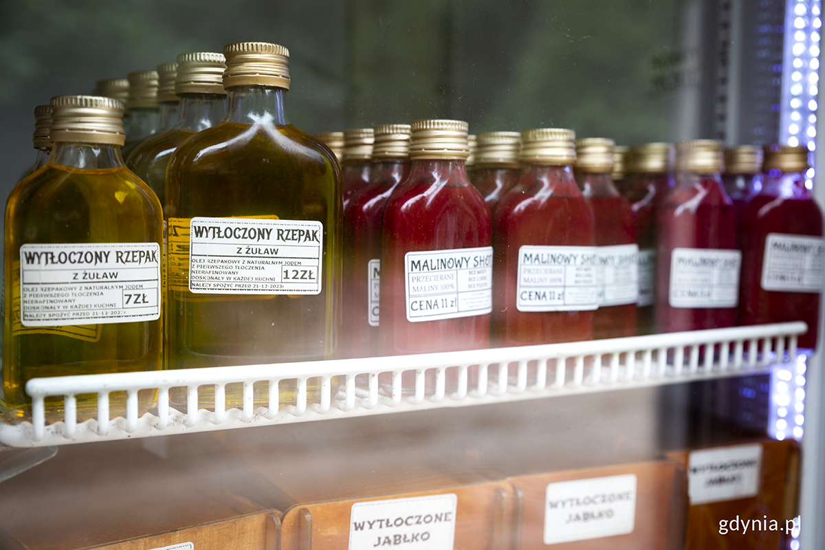 Malinowe szoty i olej rzepakowy z Żuław w sklepiku zaufania gospodarstwa "Malinogr&oacute;d". Fot. Przemysław Kozłowski