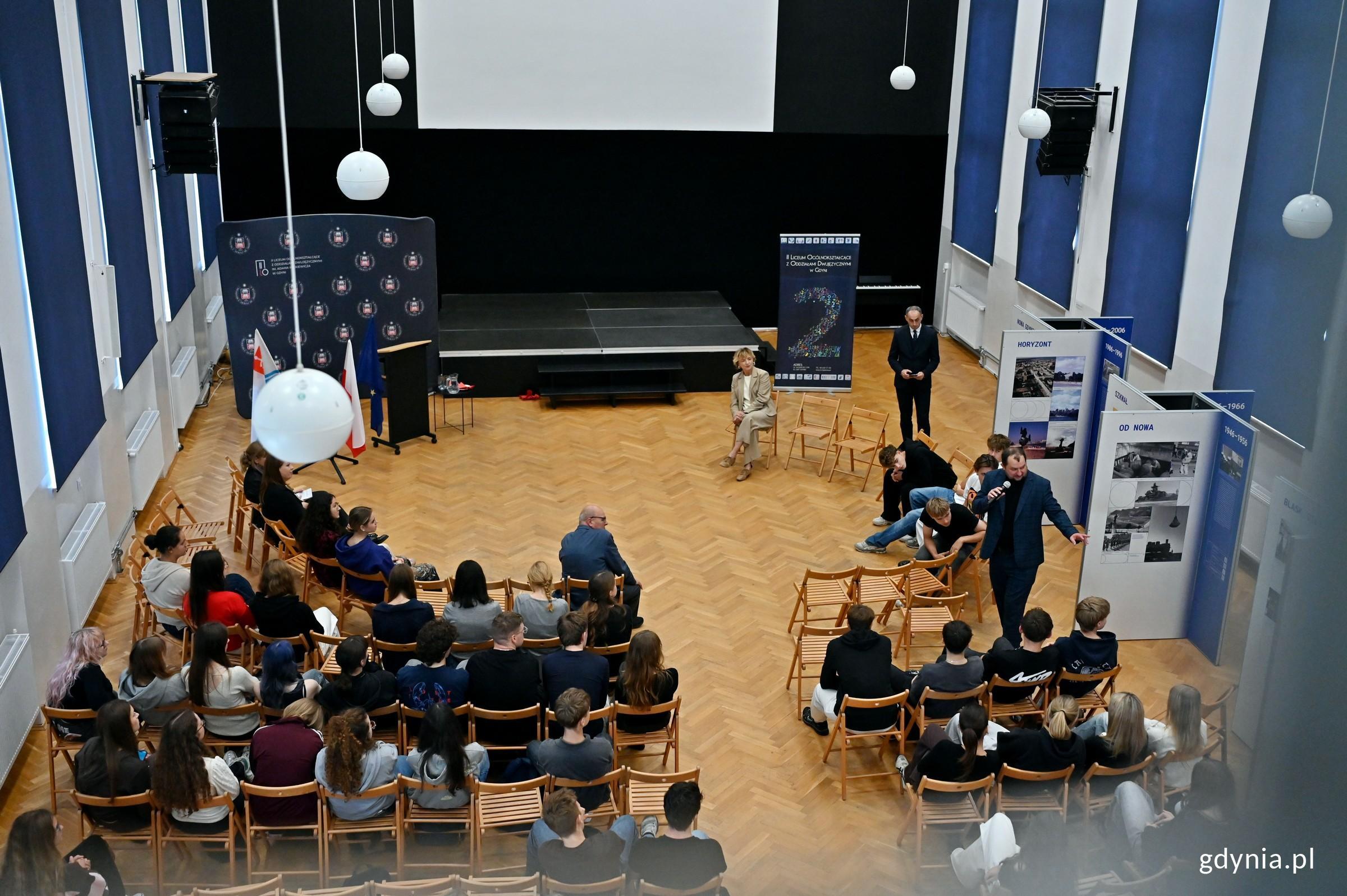 Uczestnicy inauguracji wystawy &bdquo;Gdynia x 10&rdquo; w II LO (fot. Magdalena Czernek)