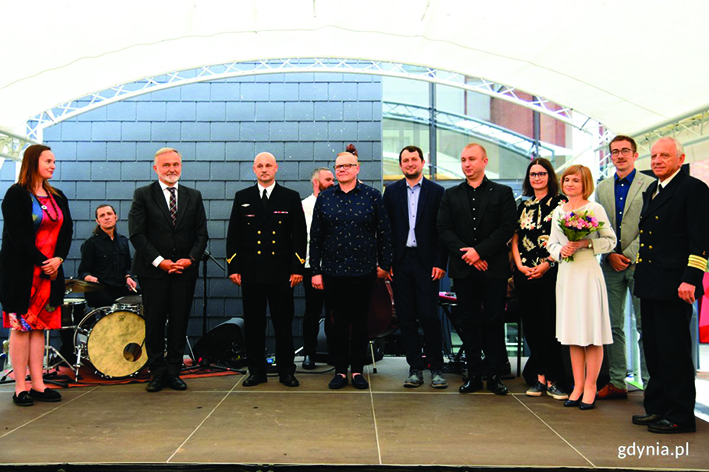 Nagrodzeni gdyńscy muzealnicy wraz z prezydentem Gdyni. Od prawej: kpt. ż. w. Zbigniew Nadolski z Narodowego Muzeum Morskiego, Szymon Jocek z Muzeum Emigracji, Katarzyna Zarzycka z Muzeum Marynarki Wojennej, Joanna Gojżewska z Muzeum Emigracji, Karol Ciążkowski z Gdyńskiego Muzeum Motoryzacji, Michał Miegoń z Muzeum Miasta Gdyni, Rafał Frankowski z Muzeum Miasta Gdyni, mł. chor. mar. Hubert Nowak z ORP &bdquo;Błyskawicy&rdquo;, Wojciech Szczurek - prezydent Gdyni, Maja Wagner - naczelnik Wydziału Kultury Urzędu Miasta Gdyni. // fot. Magdalena Czernek