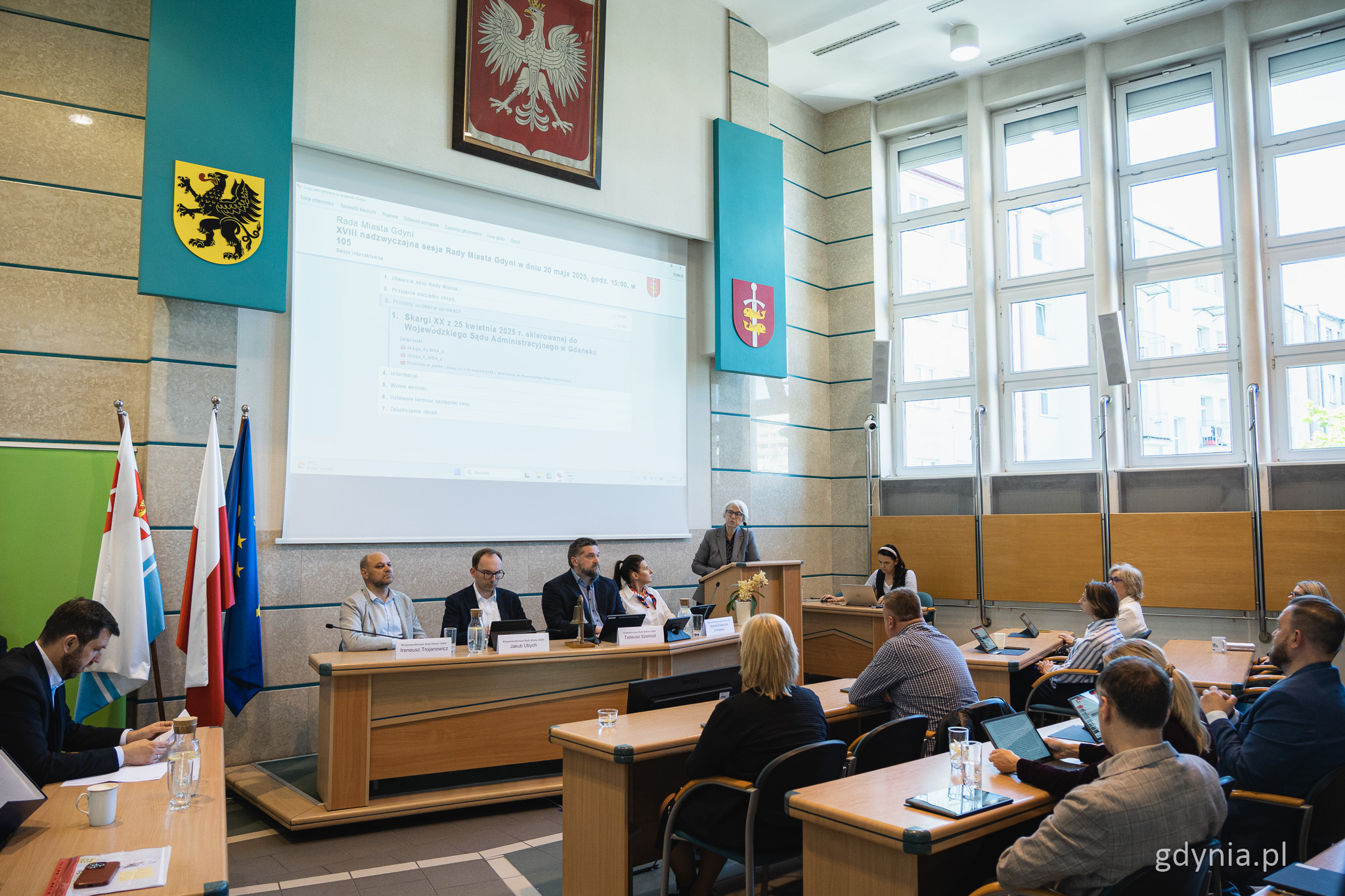 Sala obrad Rady Miasta, radni w ławach, przy m&oacute;wnicy Joanna Zielińska, obok prezydium rady