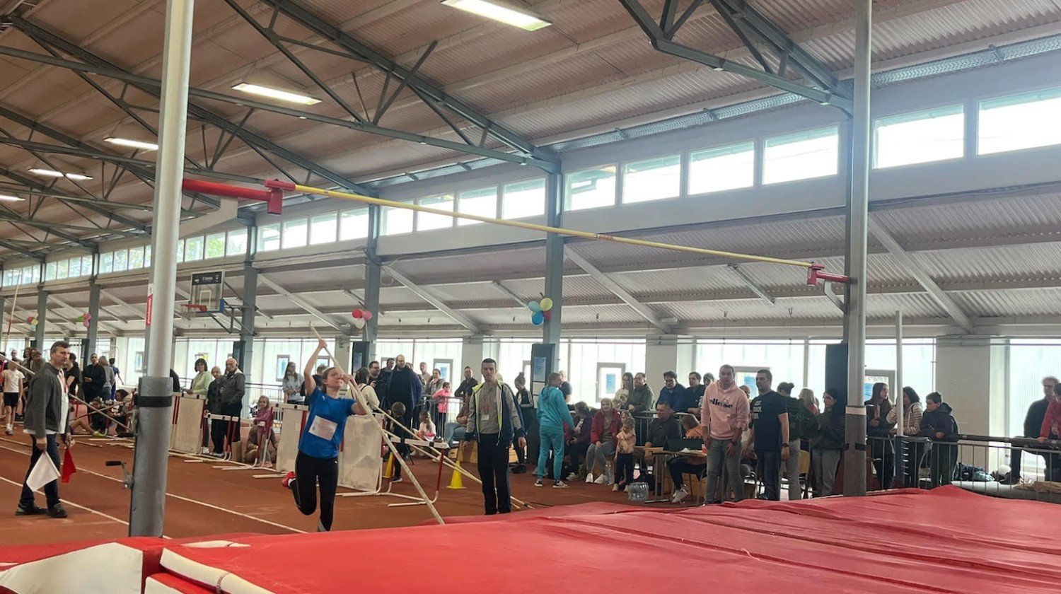 zawodnik poczas skoku