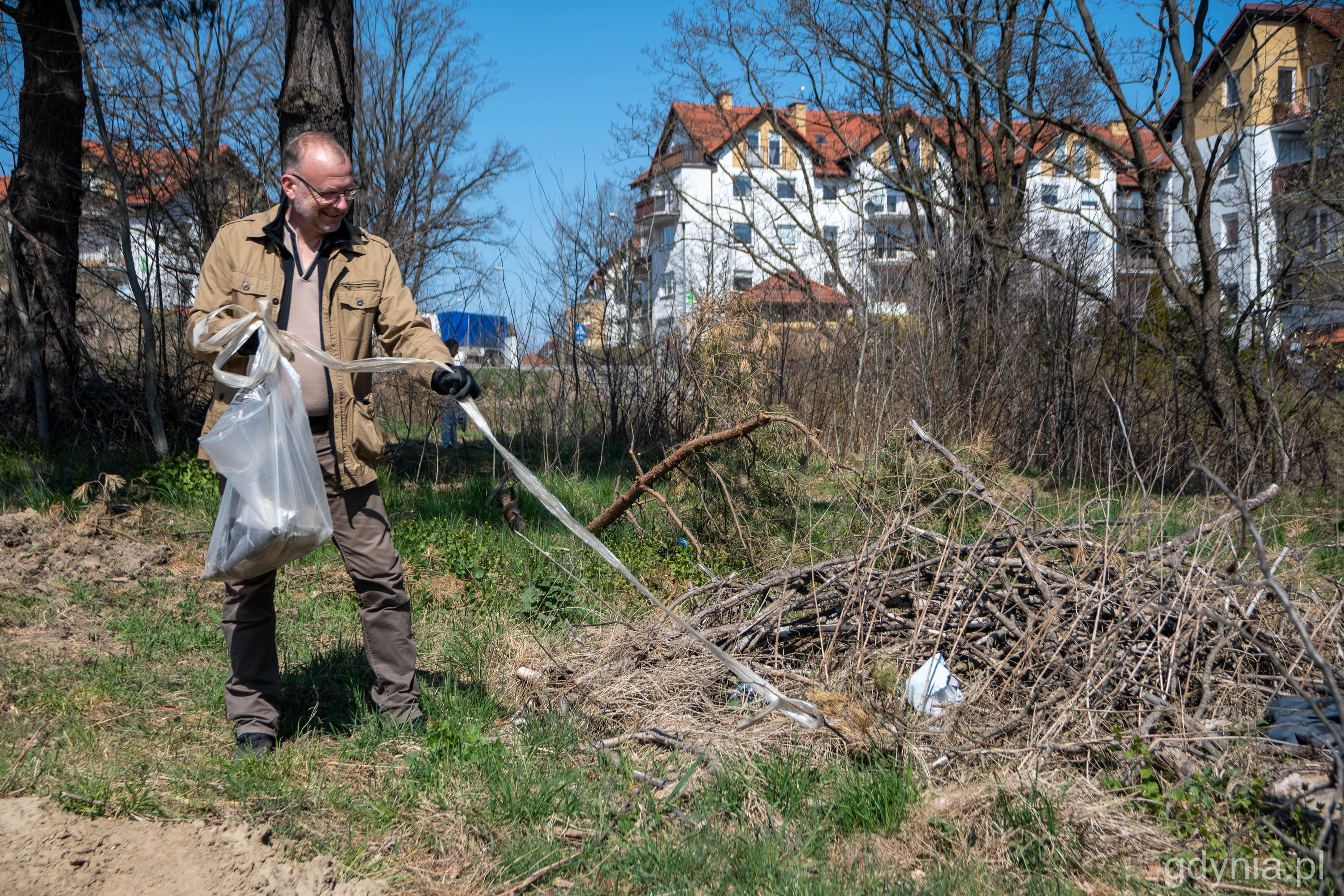 W sprzątanie w Wielkim Kacku zaangażował się r&oacute;wnież Michał Guć - wiceprezydent Gdyni ds. innowacji // fot. Paweł Kukla