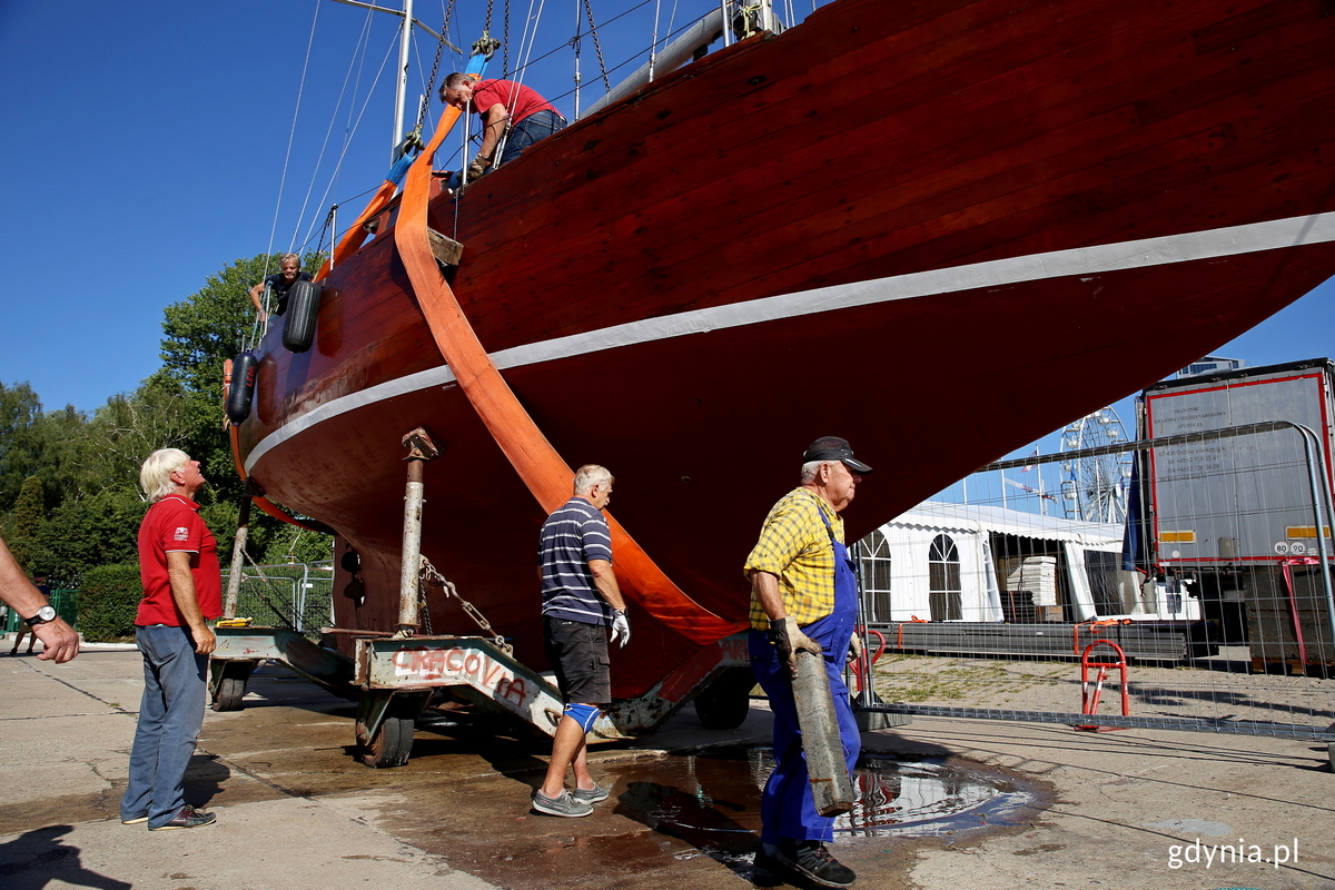 Przygotowania do ponownego wodowania jachtu "Legia". Z prawej opiekun i kapitan jachtu Czesław R&oacute;żański. Fot. Przemysław Kozłowski