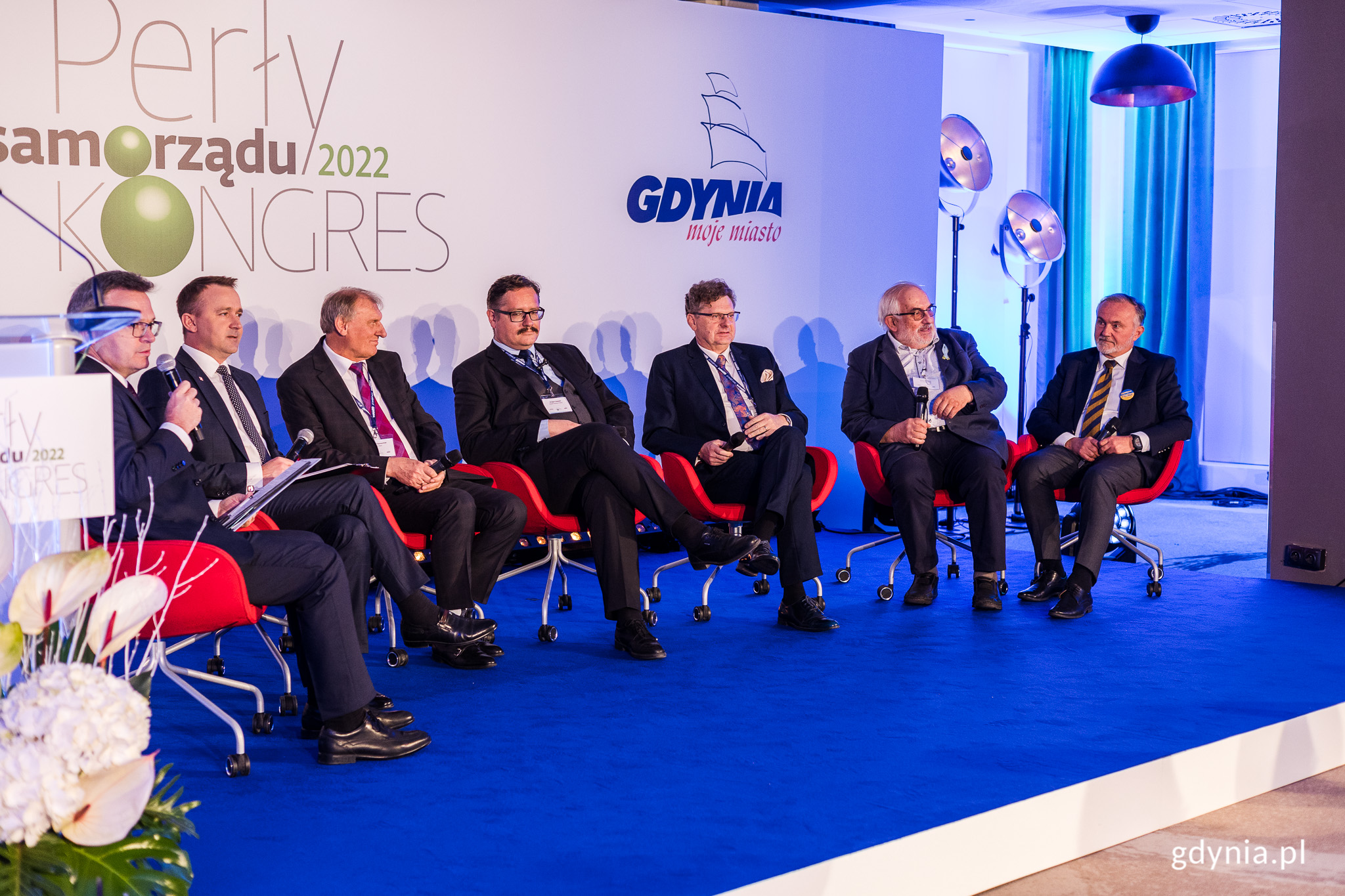 Uczestnicy debaty otwieracącej kongres. Od lewej: Krzysztof Jedlak &ndash; redaktor naczelny &bdquo;Dziennika Gazety Prawnej&rdquo;, Michał Cieślak &ndash; członek Rady Ministr&oacute;w, Krzysztof Harmaciński &ndash; w&oacute;jt Iławy, Grzegorz Kubalski &ndash; zastępca dyrektora biura Związku Powiat&oacute;w Polskich, Jacek Lipiński &ndash; burmistrz Aleksandrowa Ł&oacute;dzkiego, Andrzej Porawski &ndash; dyrektor Biura Związku Miast Polskich oraz Wojciech Szczurek &ndash; prezydent Gdyni // fot. Karol Stańczak