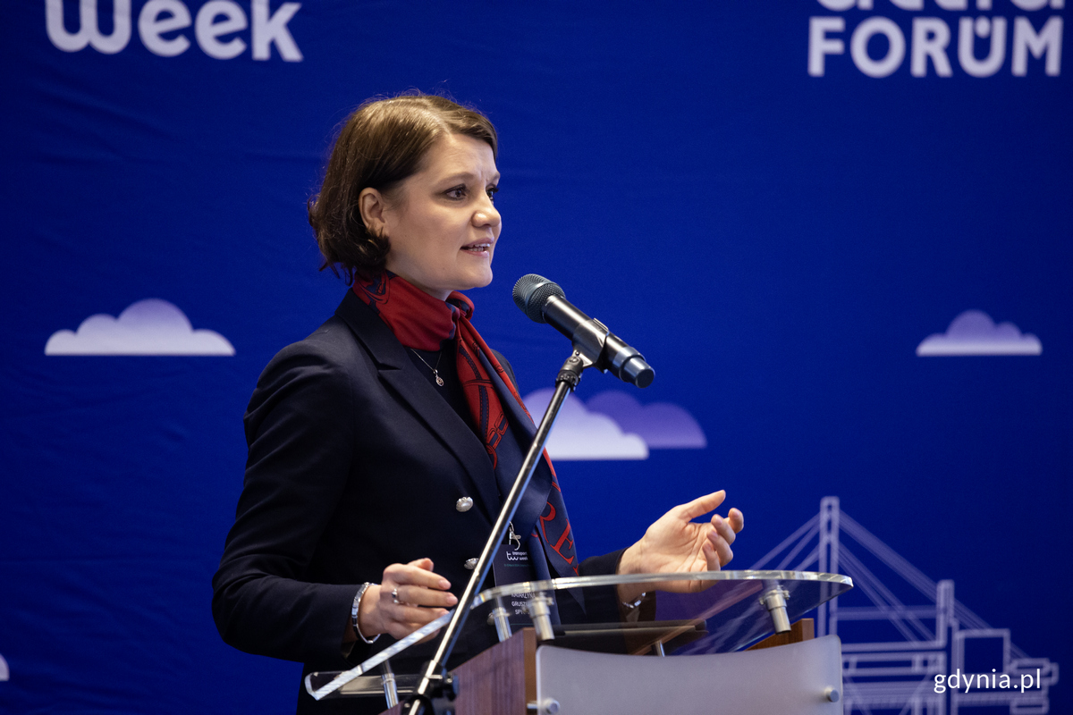 Kobieta na m&oacute;wnicy.