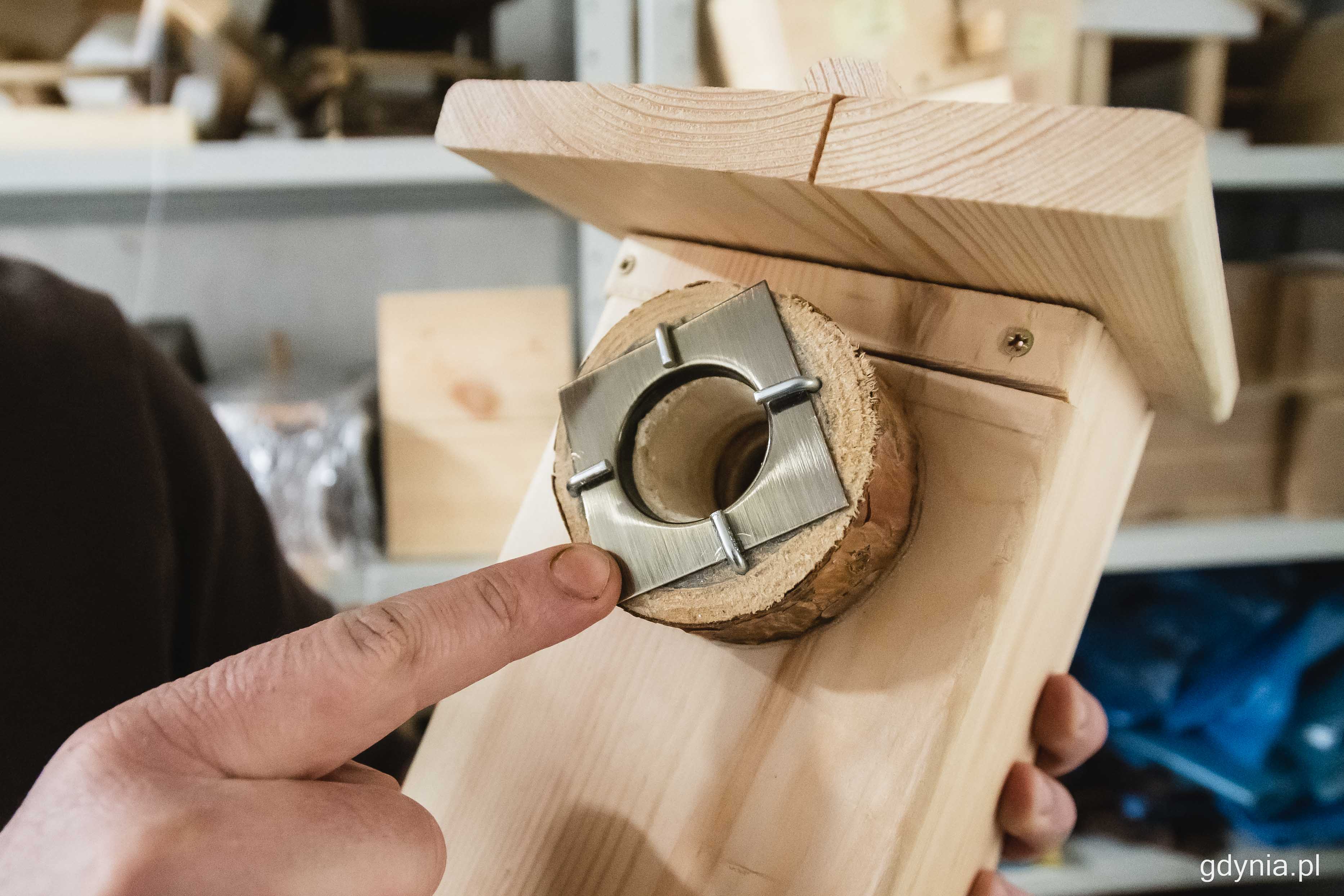 Wśr&oacute;d prac gdyńskich uczni&oacute;w nie brakuje budek, kt&oacute;re zaskakują dobrym wykonaniem. Tutaj odpowiednio zabezpieczone wejście, kt&oacute;re może skutecznie odstraszyć niechcianych intruz&oacute;w od ptasiego gniazda, fot. Kamil Złoch