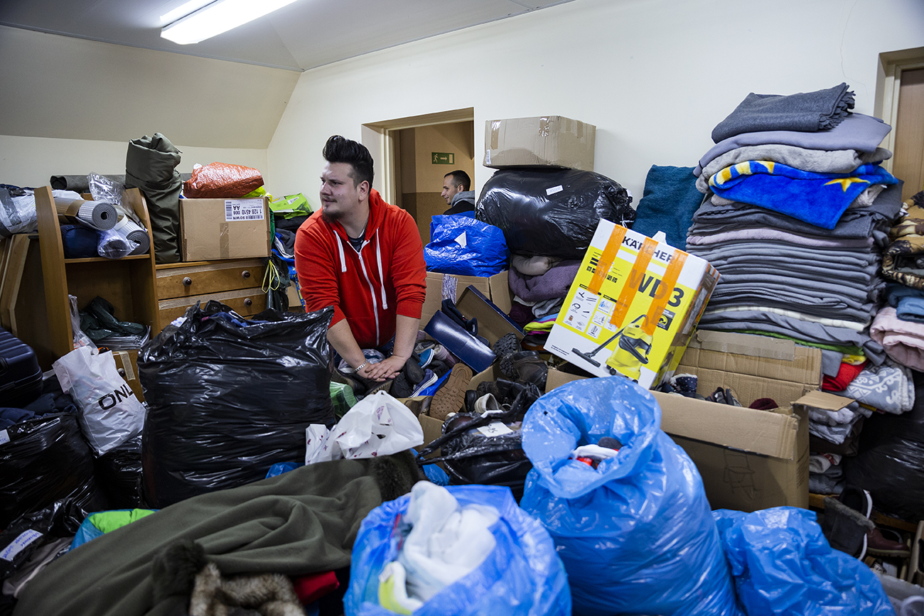 Prezes OSP Michałowo Kamil Ławreszuk z darami przysłanymio z całej Polski, między innymi z Gdyni. Fot. Przemysław Kozłowski / Testigo Documentary