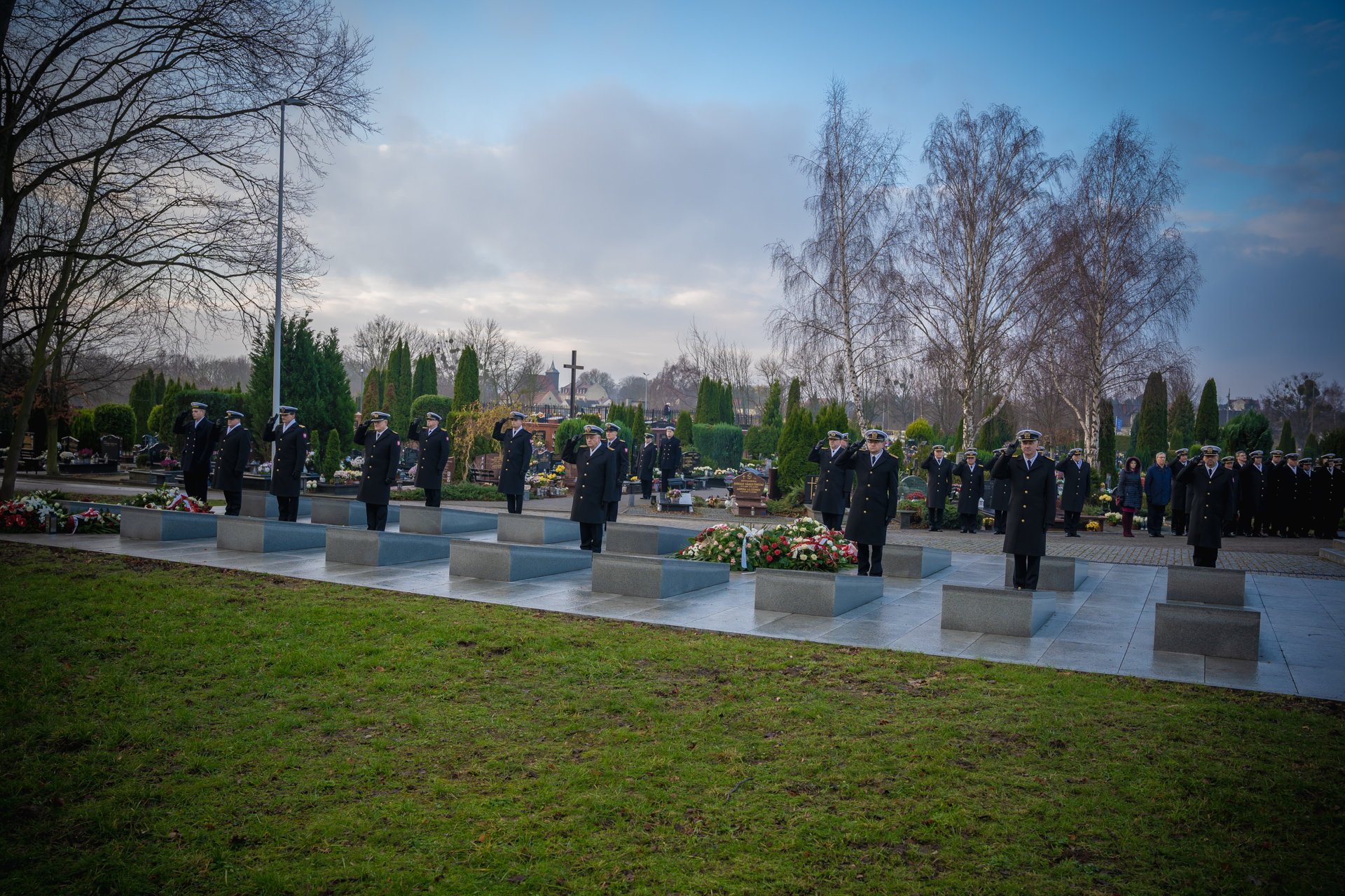 Złożenie wiązanek kwiat&oacute;w w Kwaterze Pamięci na cmentarzu MW na Oksywiu. Fot. st. chor. szt. mar. Piotr Leoniak 