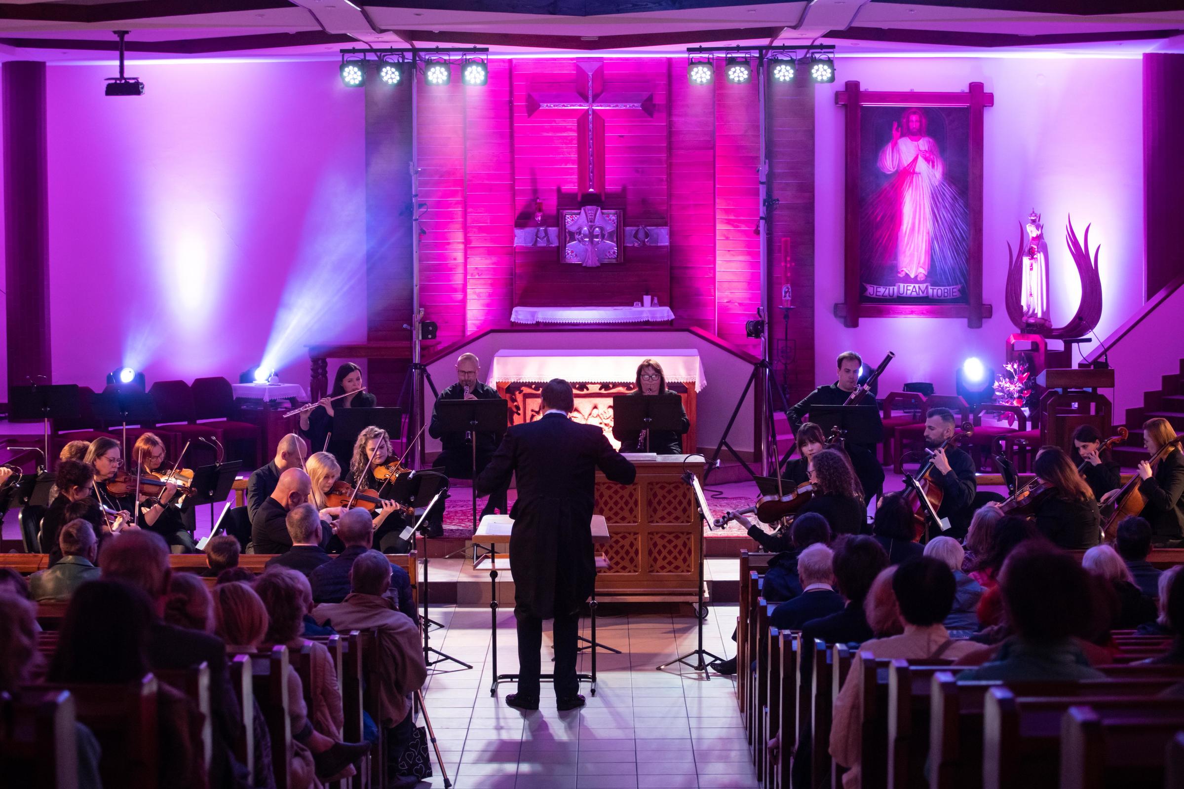 Orkiestra Polskiej Filharmonii Bałtyckiej podczas koncertu &bdquo;Mistrzowskie kantaty: arcydzieła muzyki wokalno-instrumentalnej&rdquo;, kt&oacute;ry odbył się w ramach 26. edycji festiwalu Gdynia Classica Nova // fot. Anna Rezulak