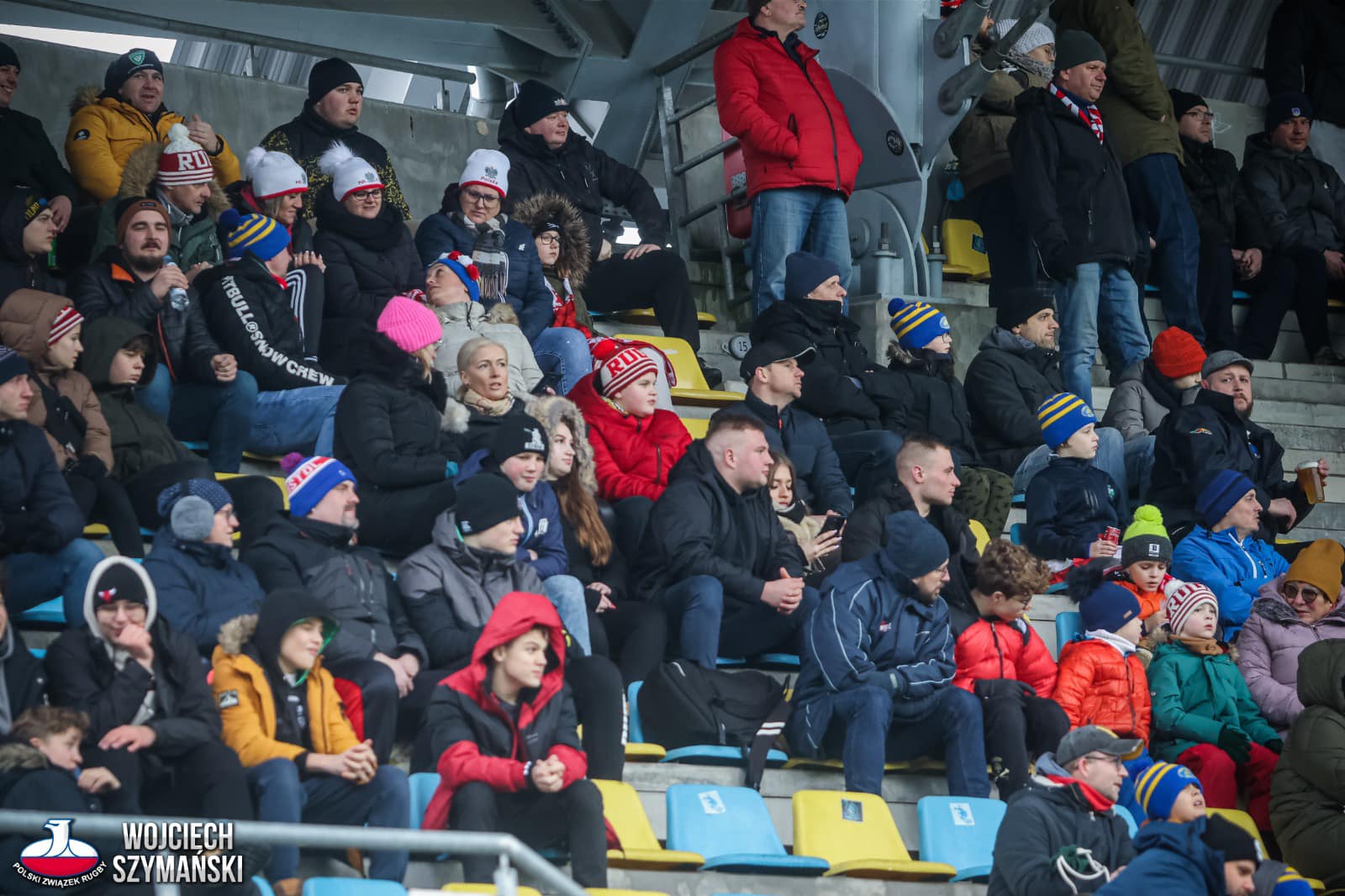 Kibice zasiadający na trybunach Narodowego Stadionu Rugby ubrani byli grubo, ale nie zabrakło biało-czerwonych element&oacute;w
