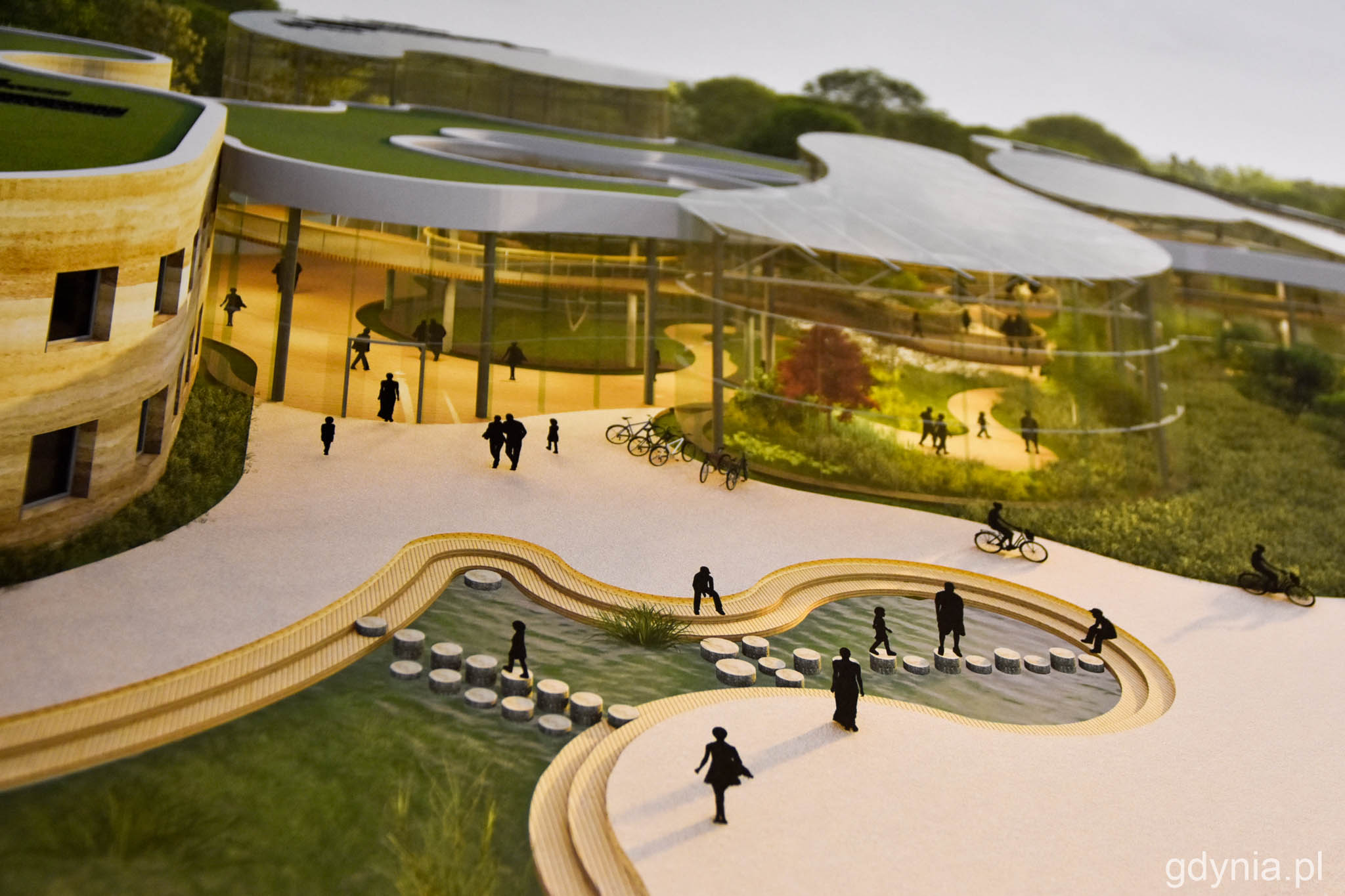 mgr inż. arch. Weronika Pikulik i jej praca &bdquo;Nadmorski Ogr&oacute;d Botaniczny na obszarze &raquo;gąbce&laquo;. Rewitalizacja kompleksu dworu w Kolibkach razem z otaczającym go założeniem parkowym&rdquo; zdobyły gł&oacute;wną nagrodę w konkursie. Zdjęcie jednej z plansz, kt&oacute;rą zobaczyć można w gdyńskim InfoBoksie // fot. Paweł Kukla