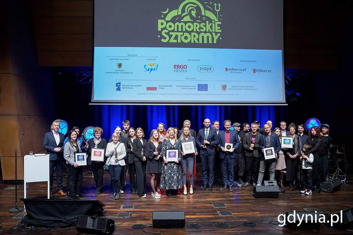 Laureaci plebiscytu &bdquo;Pomorskie Sztormy&rdquo; z Grzegorzem Kubickim &ndash; redaktorem naczelnym &bdquo;Gazety Wyborczej Tr&oacute;jmiasto&rdquo; (fot. Mirosław Pieślak)