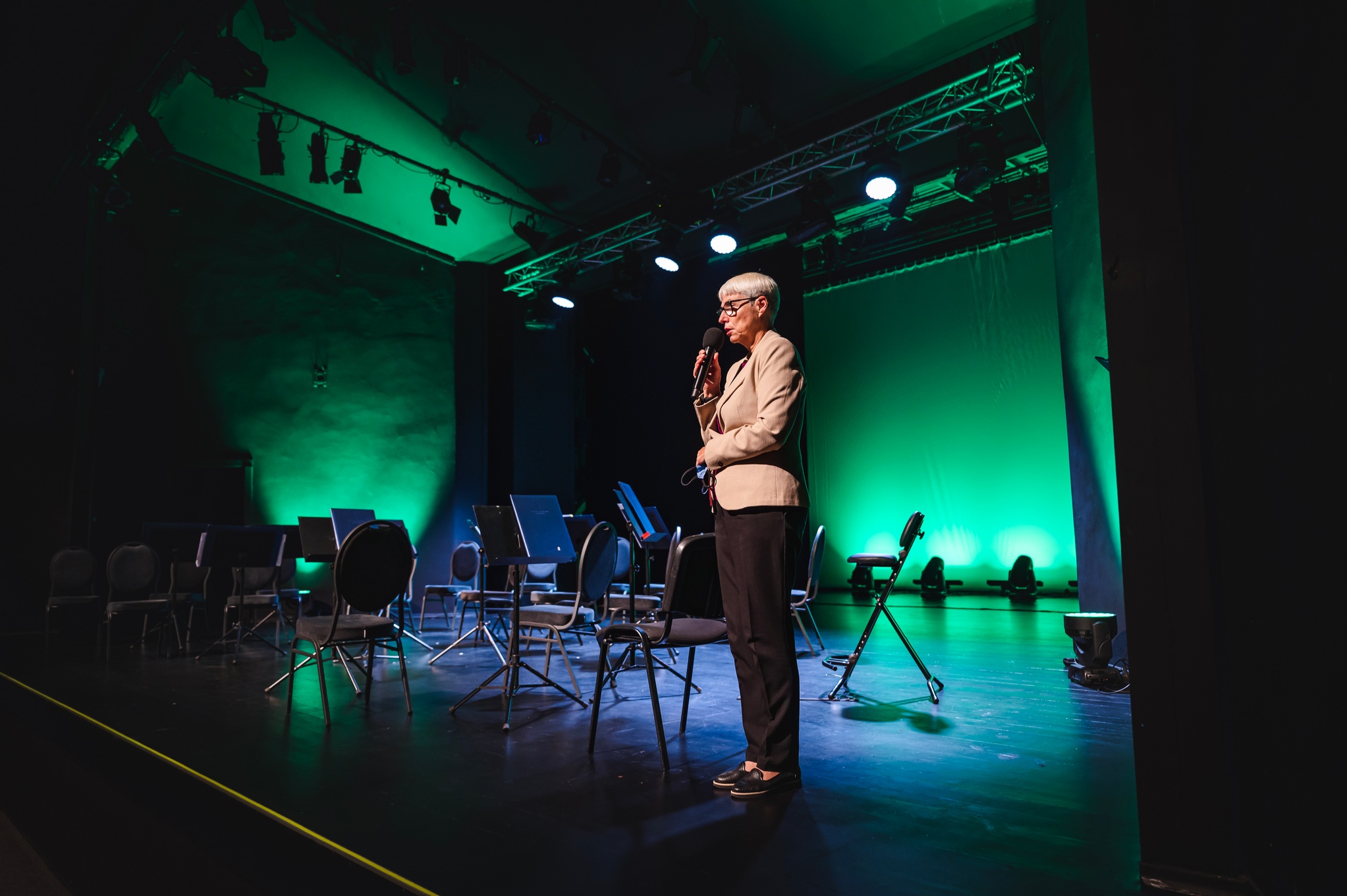 Otwarcie festiwalu Gdynia Classica Nova w Teatrze Muzycznym. Na scenie publiczność wita w imieniu Miasta Gdyni Przewodnicząca Rady Miasta Joanna Zielińska. Fot. Tomek Kamiński