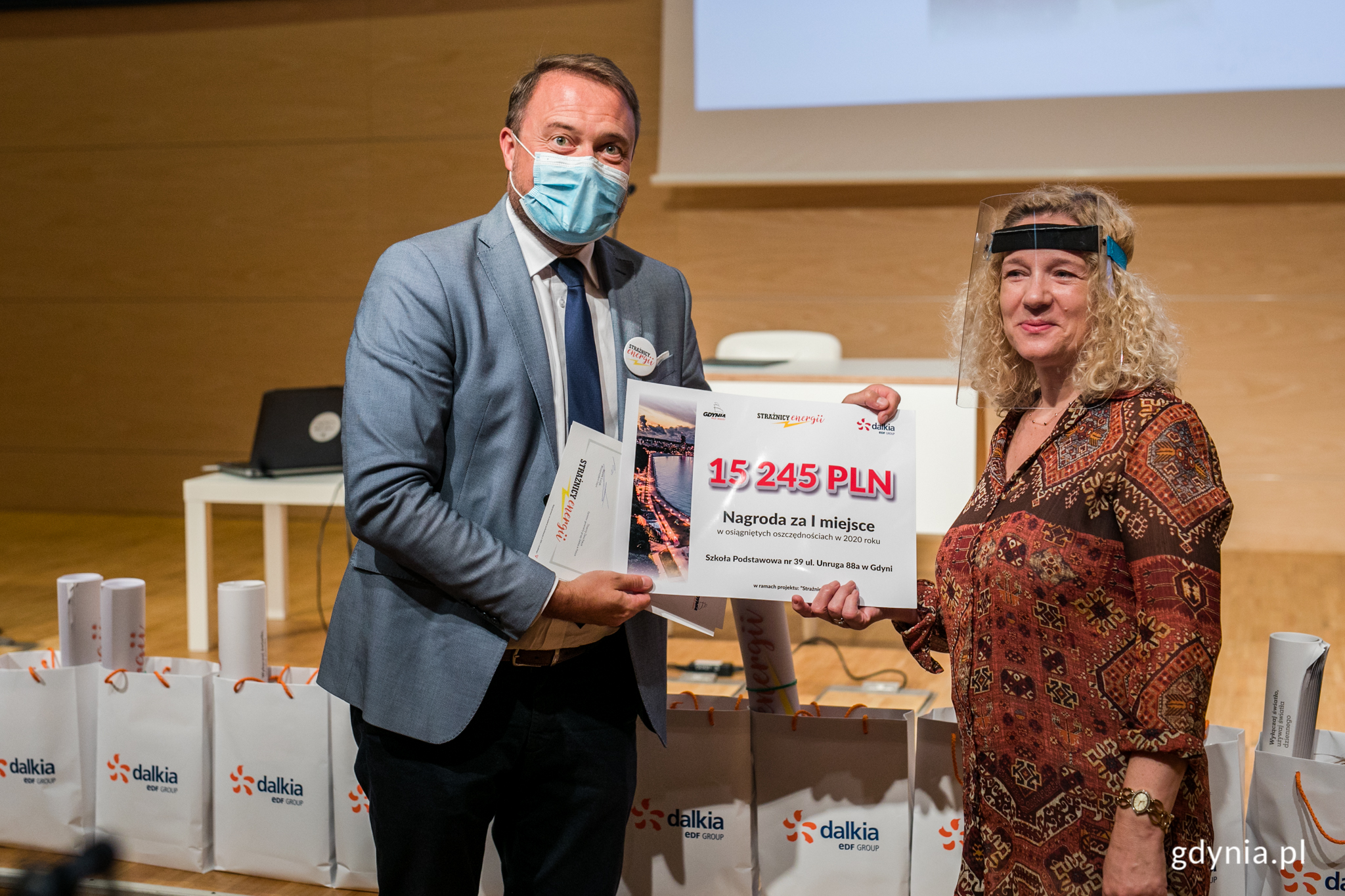 Nagrodę za I miejsce w tegorocznym konkursie &bdquo;Strażnicy energii" z rąk wiceprezydenta Marka Łucyka odebrała przedstawicielka Szkoły Podstawowej nr 39 w Gdyni, fot. Karol Stańczak