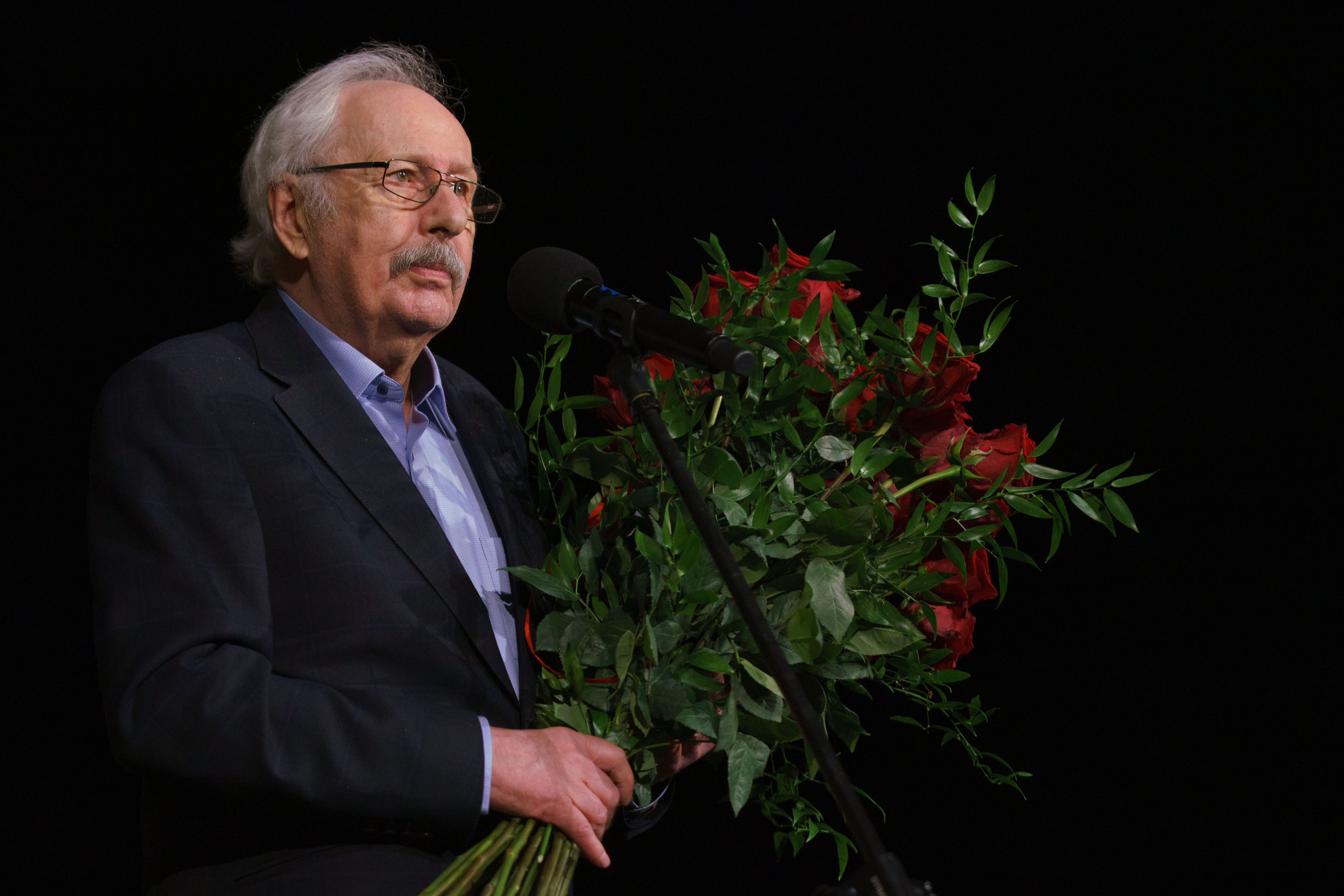 Wojciech Zieliński - wieloletni dyrektor naczelny Teatru Miejskiego w Gdyni z bukietem r&oacute;ż w ręku // fot. Anna Rezulak