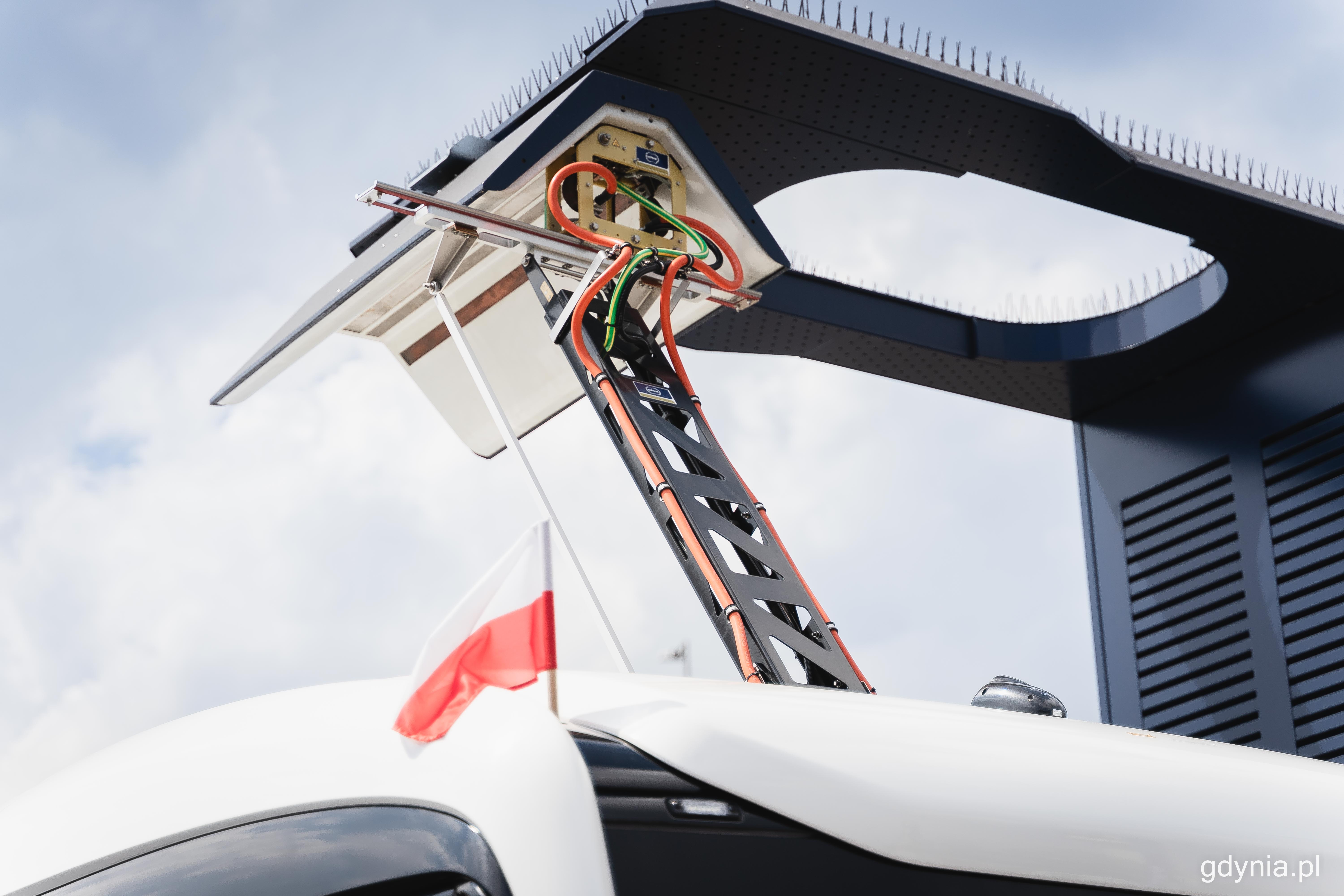 Pantograf, kt&oacute;ry umożliwia szybkie ładowanie baterii elektrobus&oacute;w, fot. Kamil Złoch