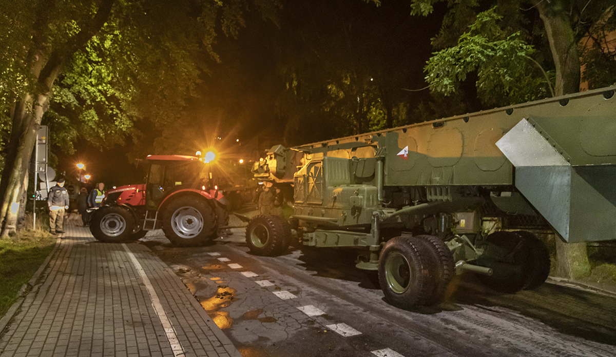 Traktor ciągnie zabytkowa wyrzutnie rakiet.
