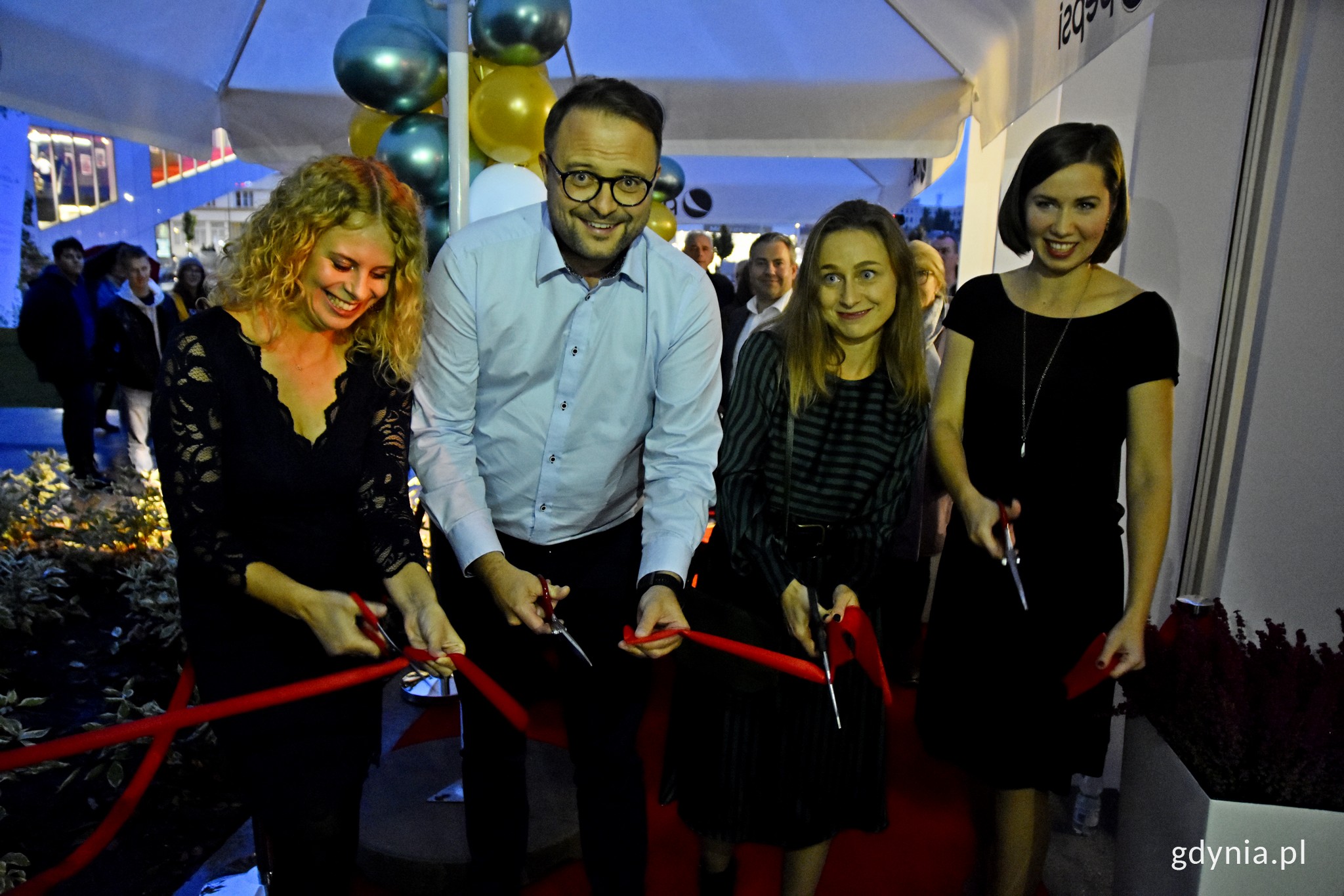 Muszla na Placu Grunwaldzkim oficjalnie otwarta. Wstęgę przecięli m.in. wiceprezydent Gdyni Marek Łucyk i Anna Wylężek, wiceprezes firmy Investownia // fot. Paweł Kukla