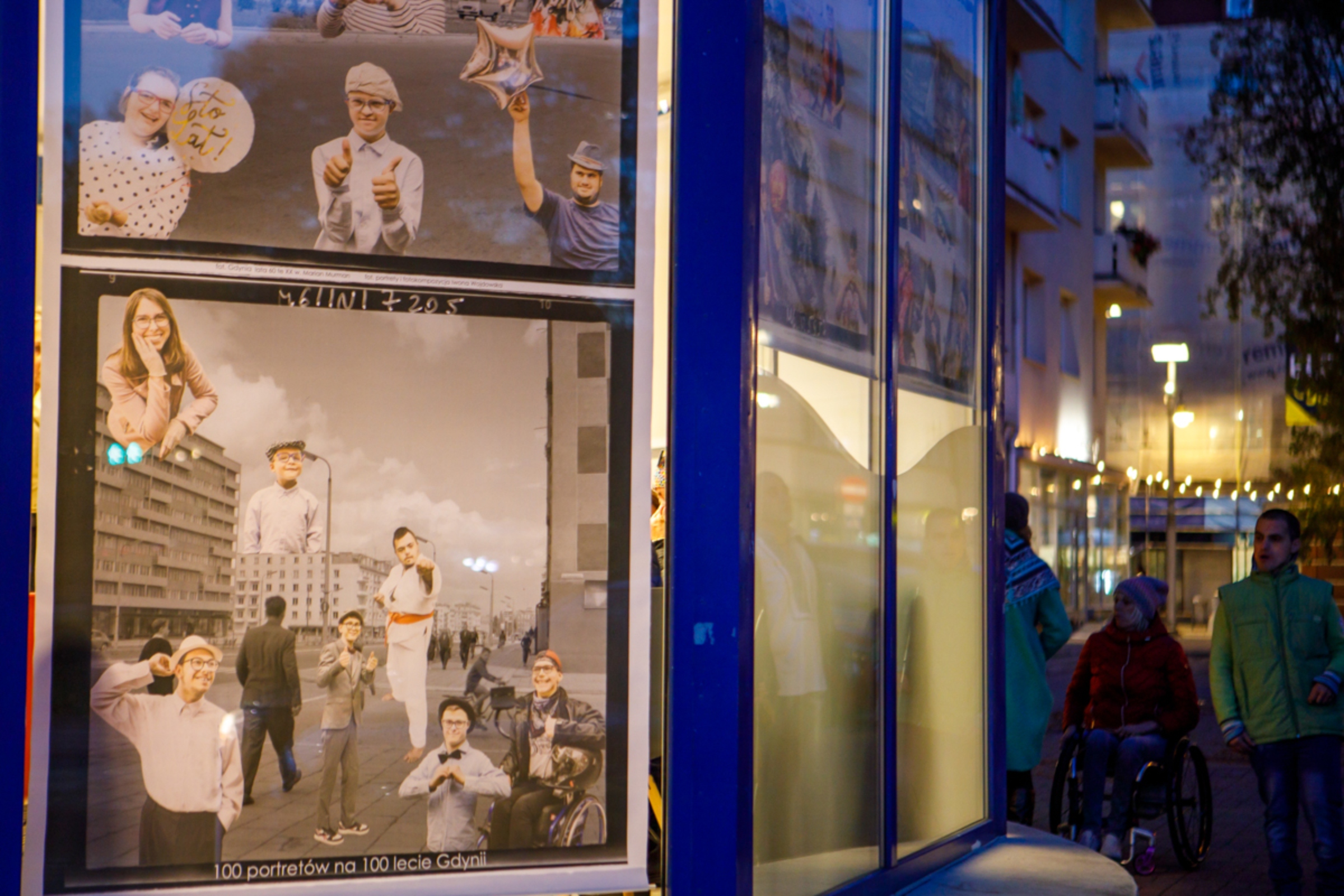 Prace Iwony Wojdowskiej w witrynach Centrum Integracja w Gdyni (fot. Tola Wolak)