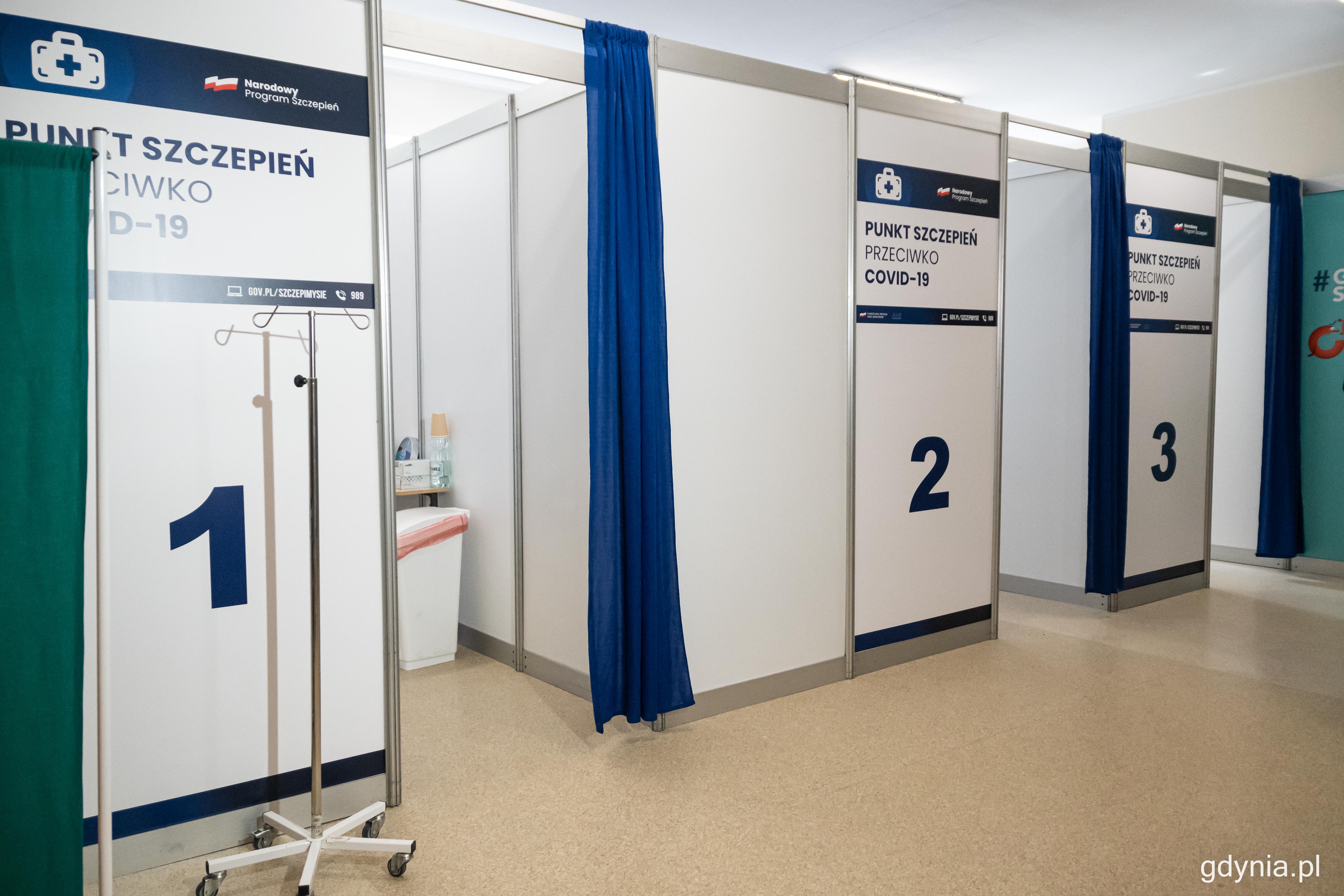 W ramach Powszechnego Punktu Szczepień w budynku UCMMiT funkcjonuje łącznie 6 stanowisk, fot. Kamil Złoch