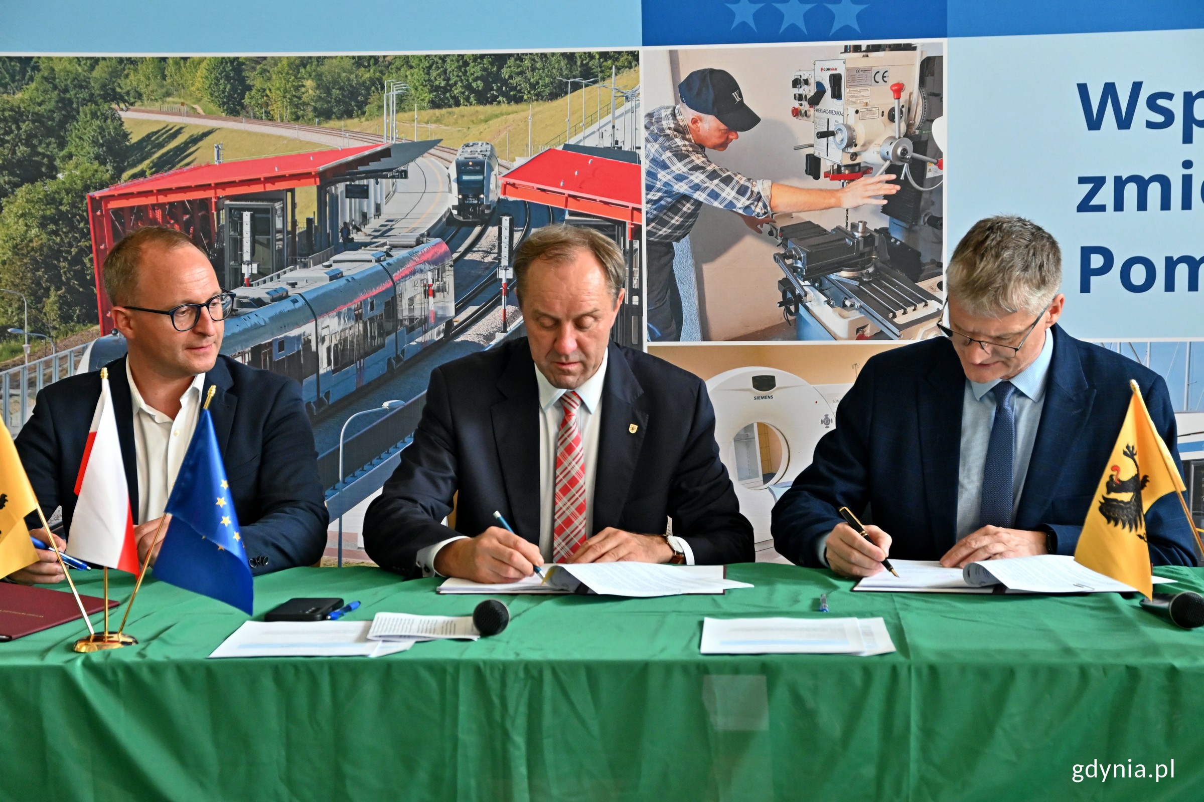 Od lewej: Marcin Skwierawski - wicemarszałek wojew&oacute;dztwa pomorskiego, Mieczysław Struk - marszałek wojew&oacute;dztwa pomorskiego i wiceprezydent Gdyni Rafał Geremek podczas podpisywania  umowy na dofinansowanie utworzenia Centrum Nowoczesnego Seniora w Gdyni (fot. Magdalena Czernek)