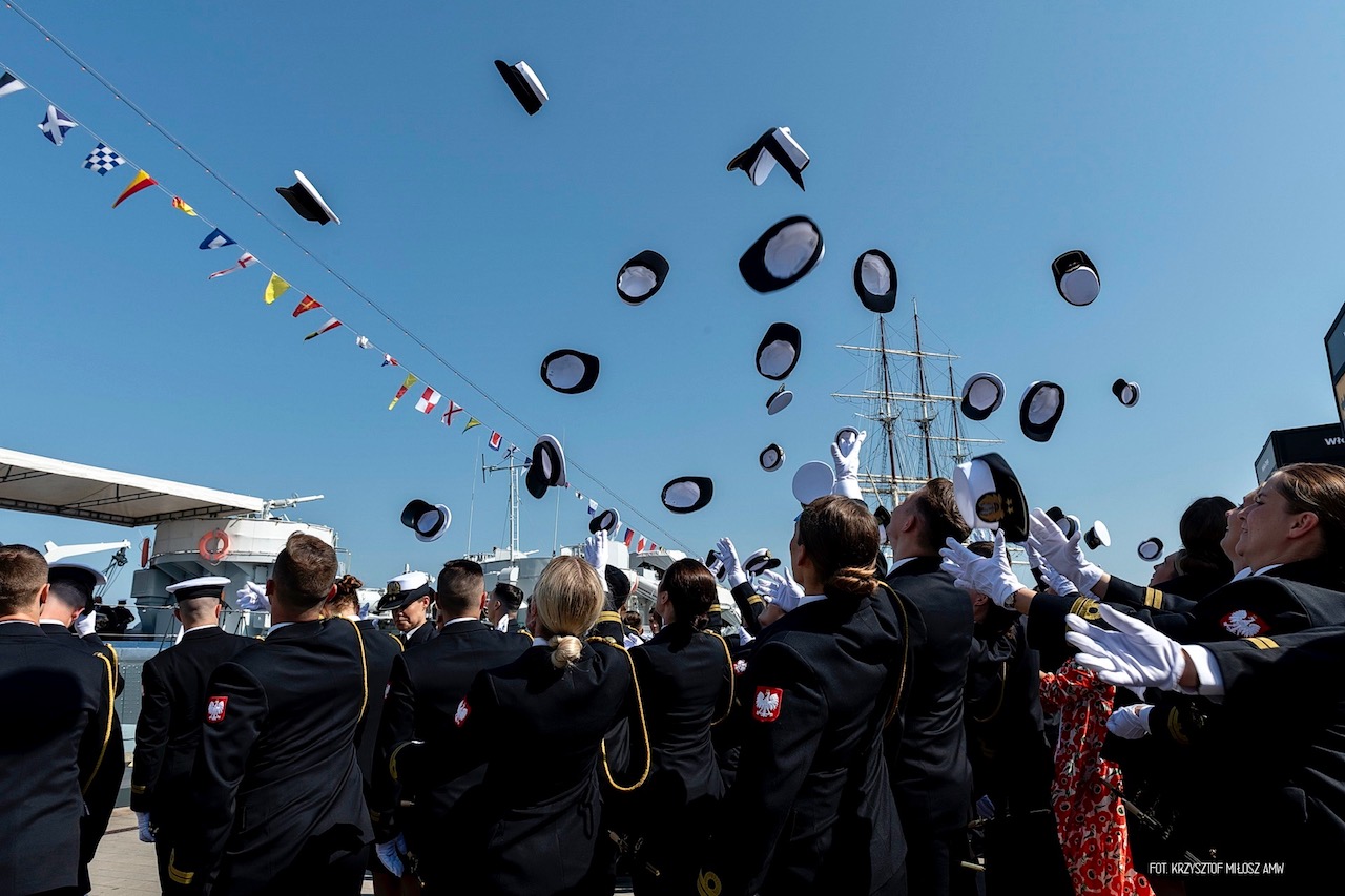 Absolwenci wyrzucili w g&oacute;rę czapki na znak zakończenia edukacji, fot. Krzysztof Miłosz / Akademia Marynarki Wojennej w Gdyni