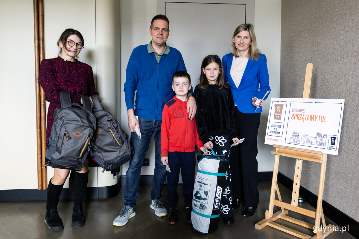 Kilka os&oacute;b stoi z nagrodami zdobytymi w konkursie.