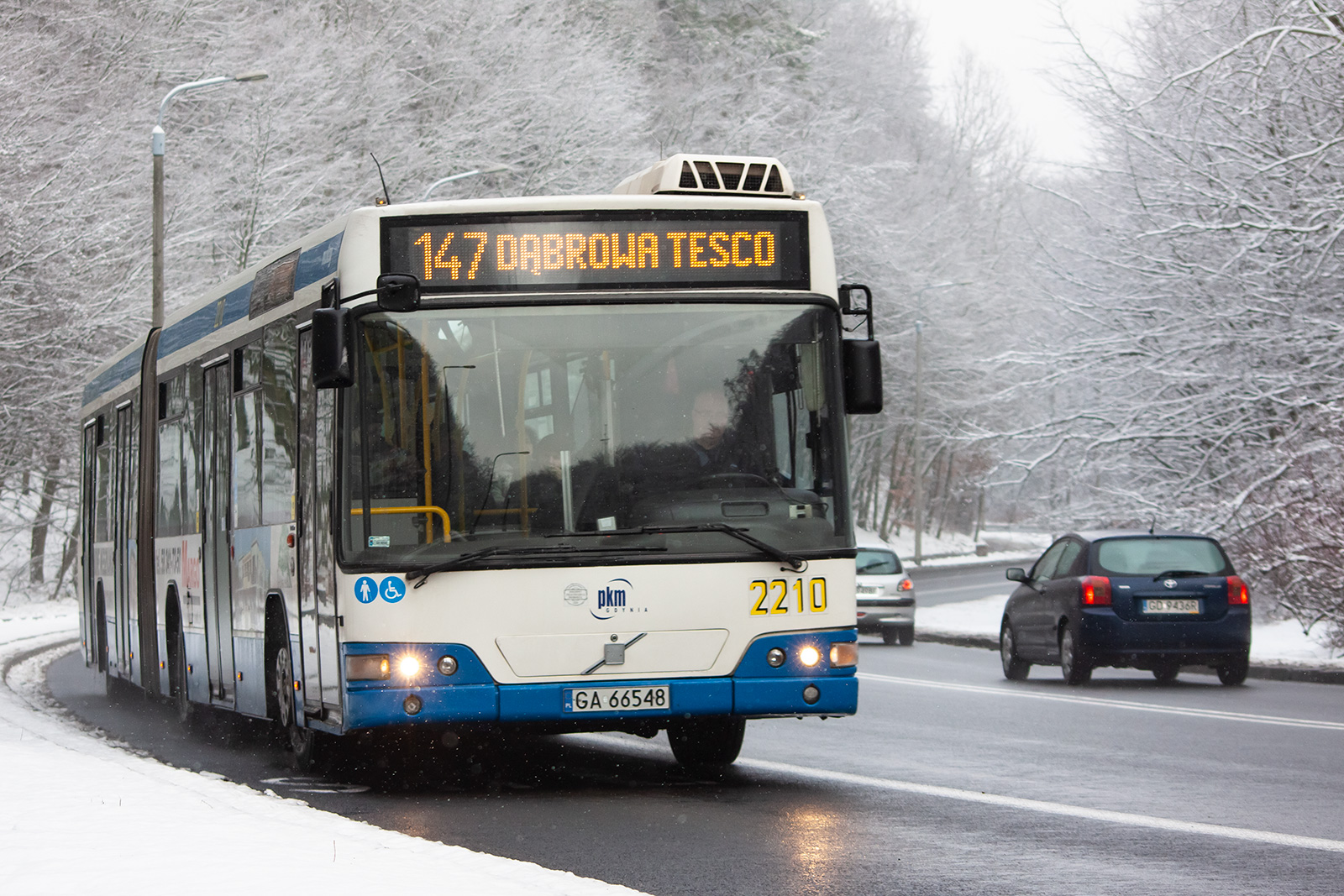Niskopodłogowe Volvo na linii 147. Zdjęcie wykonano w okresie, gdy pętla przy ul. Nowowiczlińskiej nosia nazwę "Dąbrowa Tesco" // fot. archiwum ZKM Gdynia