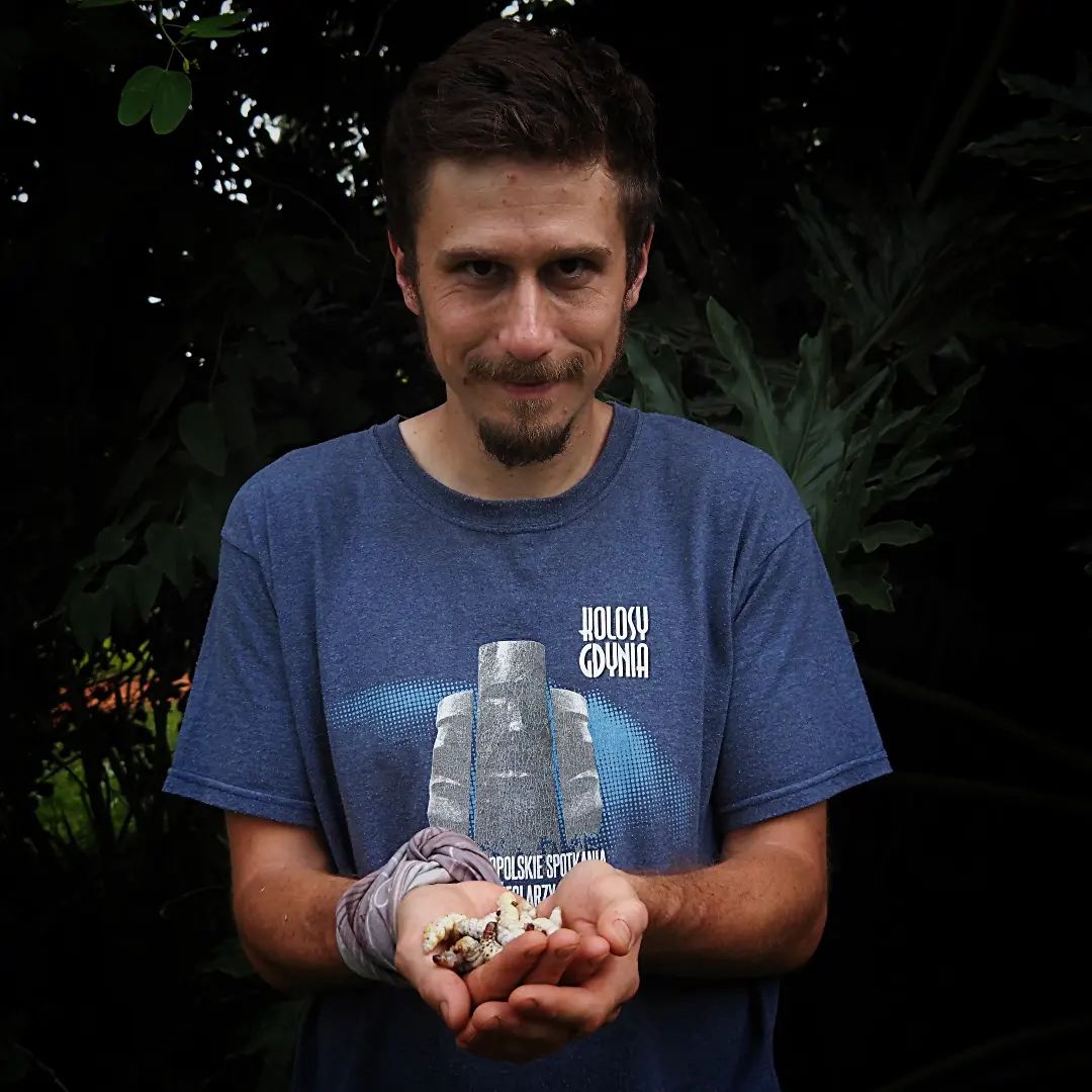 Mężczyzna z robakami w ręku.