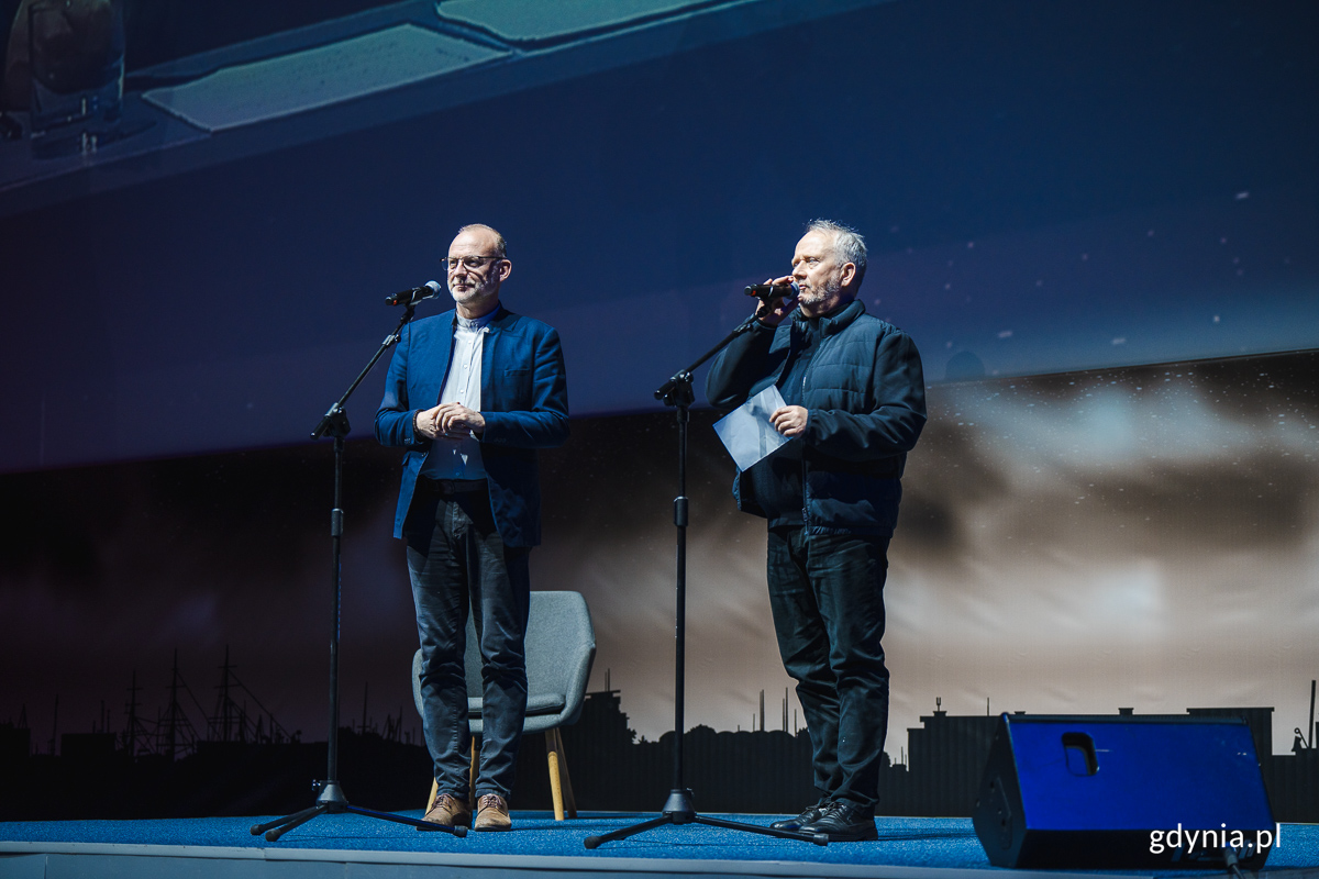 Dw&oacute;ch mężczyzn na scenie.