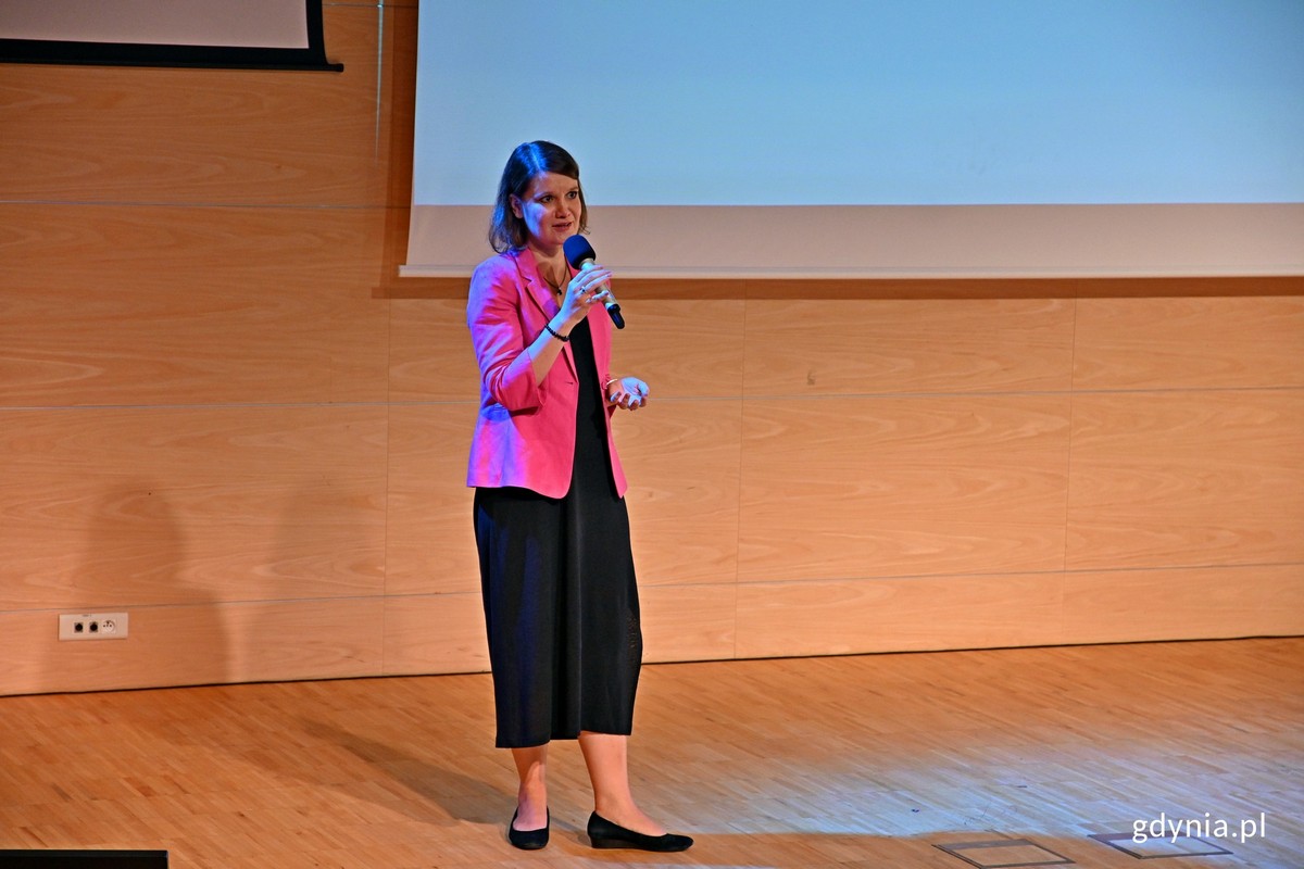 Katarzyna Gruszecka-Spychała, wiceprezydentka Gdyni ds. gospodarki, przemawiająca podczas konferencji OPER8IT w Pomorskim Parku Naukowo-Technologicznym // fot. Magdalena Czernek