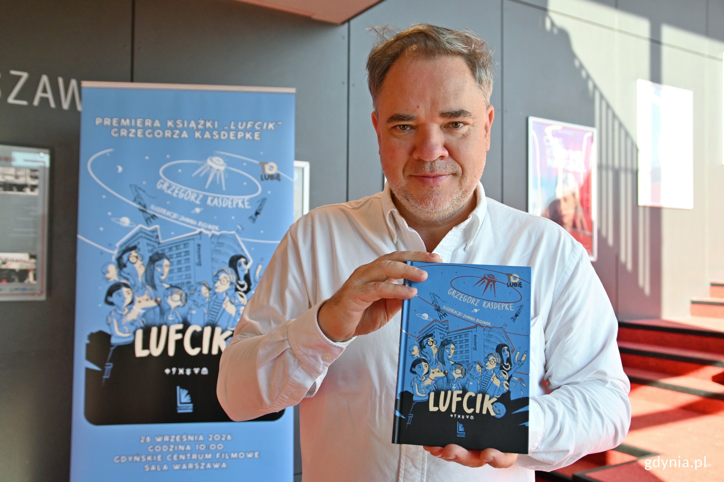 Grzegorz Kasdepke ze swoją książką pt. &bdquo;Lufcik&rdquo; (fot. Magdalena Czernek)