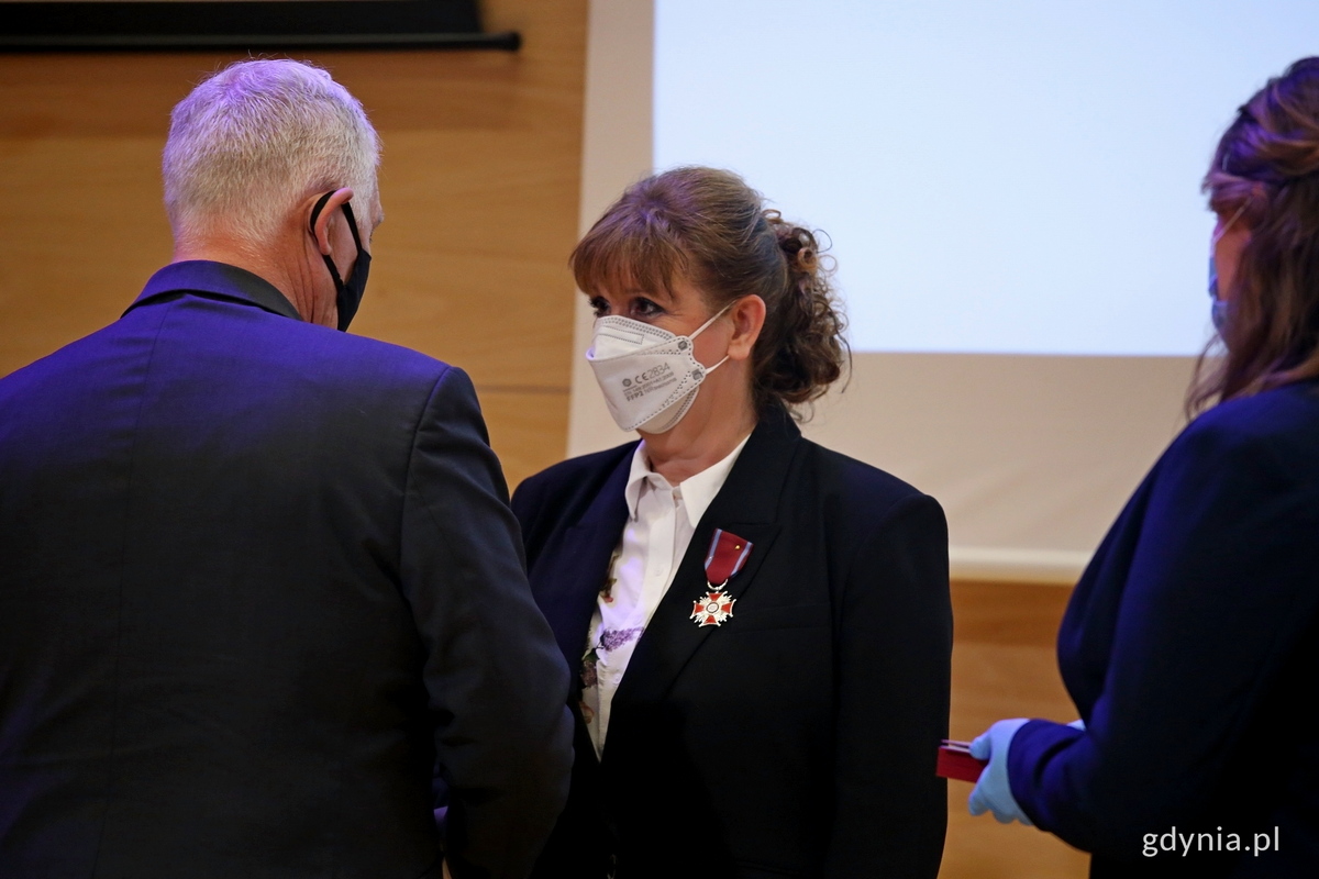 Kobieta odbiera medal 