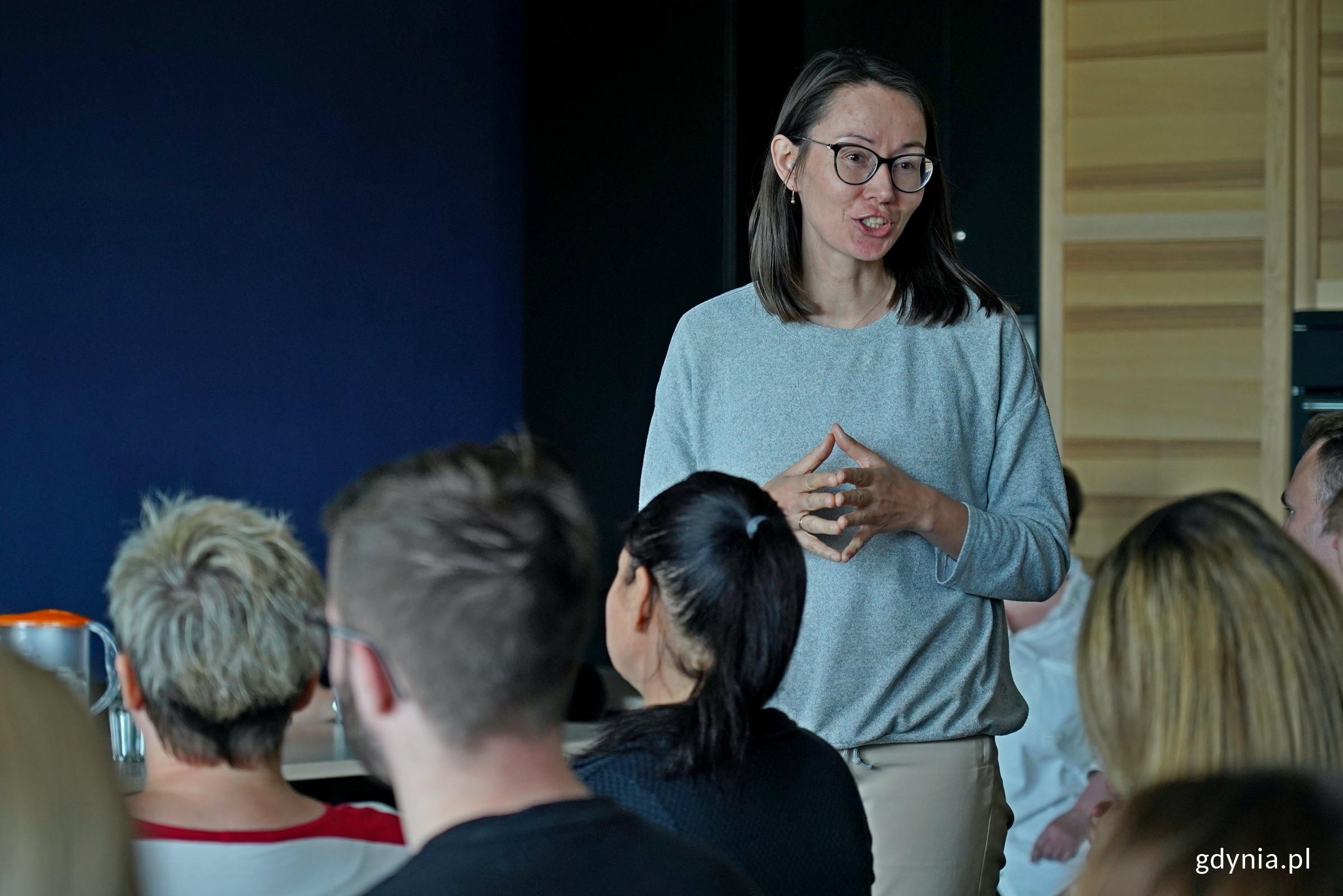 Monika Rak, przewodnicząca Rady Dzielnicy Pustki Cisowskie - Demptowo podczas spotkania konsultacyjnego ws. terenu po dawnym domu dziecka (fot. Magdalena Czernek)