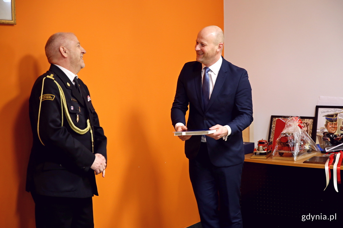 Za wieloletnią wsp&oacute;łpracę dziękuje Bartosz Bartoszewicz, wiceprezydent Gdyni. Fot. Przemysław Kozłowski