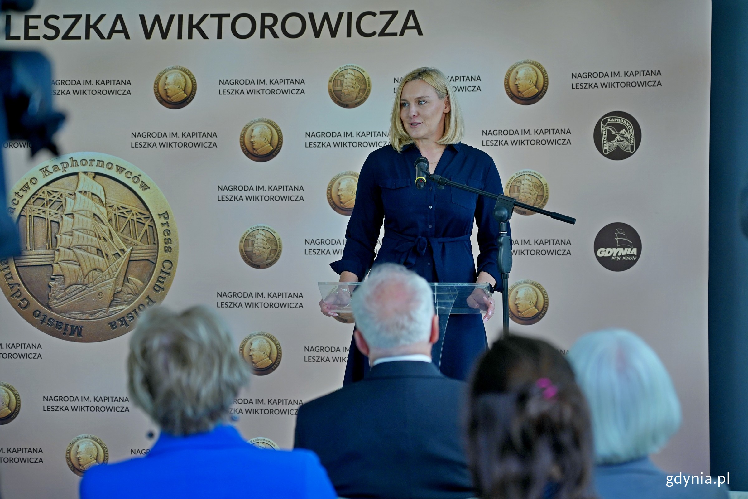 kpt. Magda Makowska, laureatka Nagrody Specjalnej im. Kapitana Leszka Wiktorowicza, przemawiająca podczas gali (fot. Magdalena Czernek)