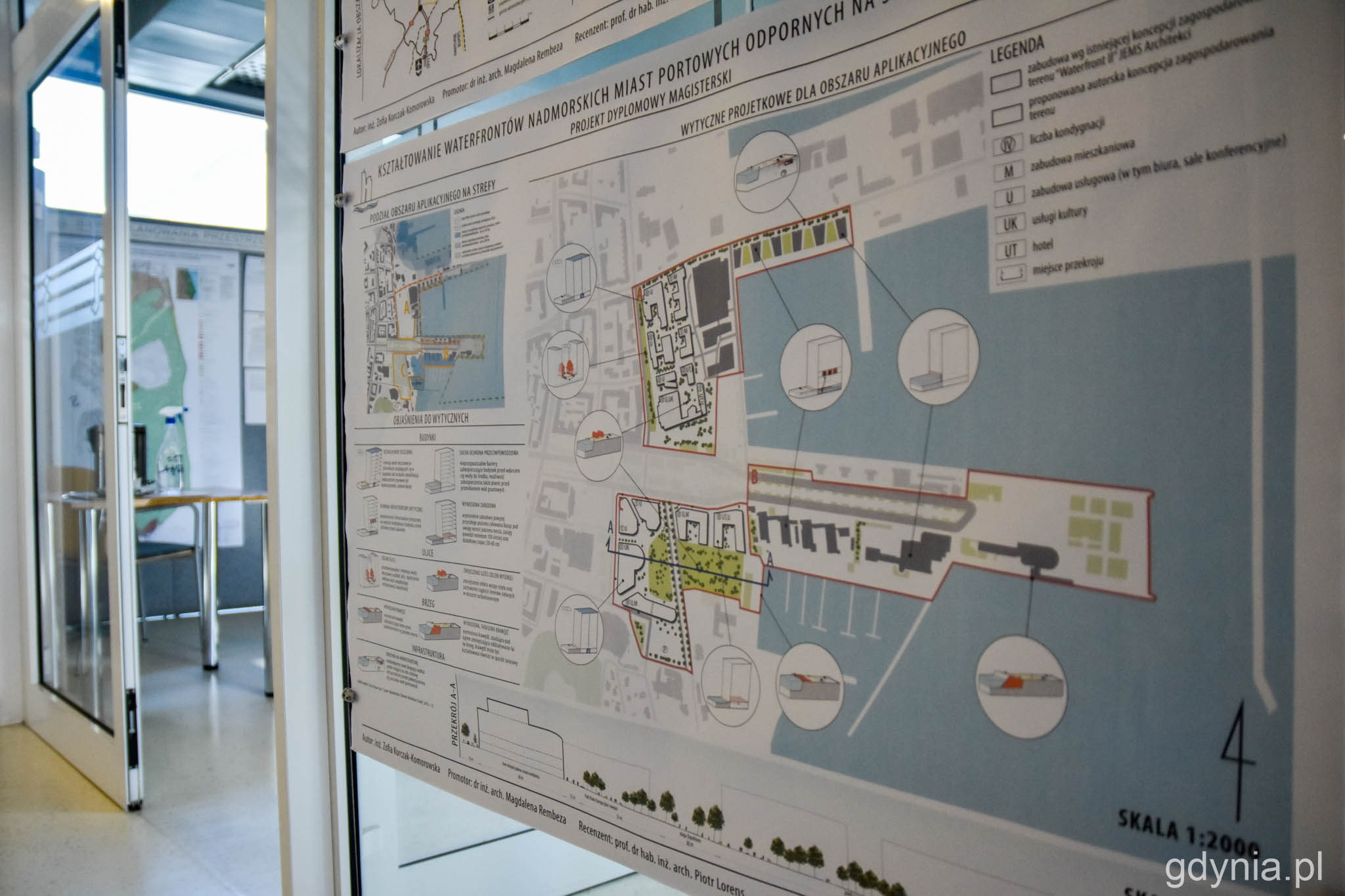mgr inż. arch. Zofia Korczak-Komorowska otrzymała wyr&oacute;żnienie za pracę &bdquo;Kształtowanie waterfront&oacute;w nadmorskich miast portowych odpornych na skutki zmian klimatu.&rdquo;. Na zdjęciu jedna z plansz projektowych // fot. Paweł Kukla