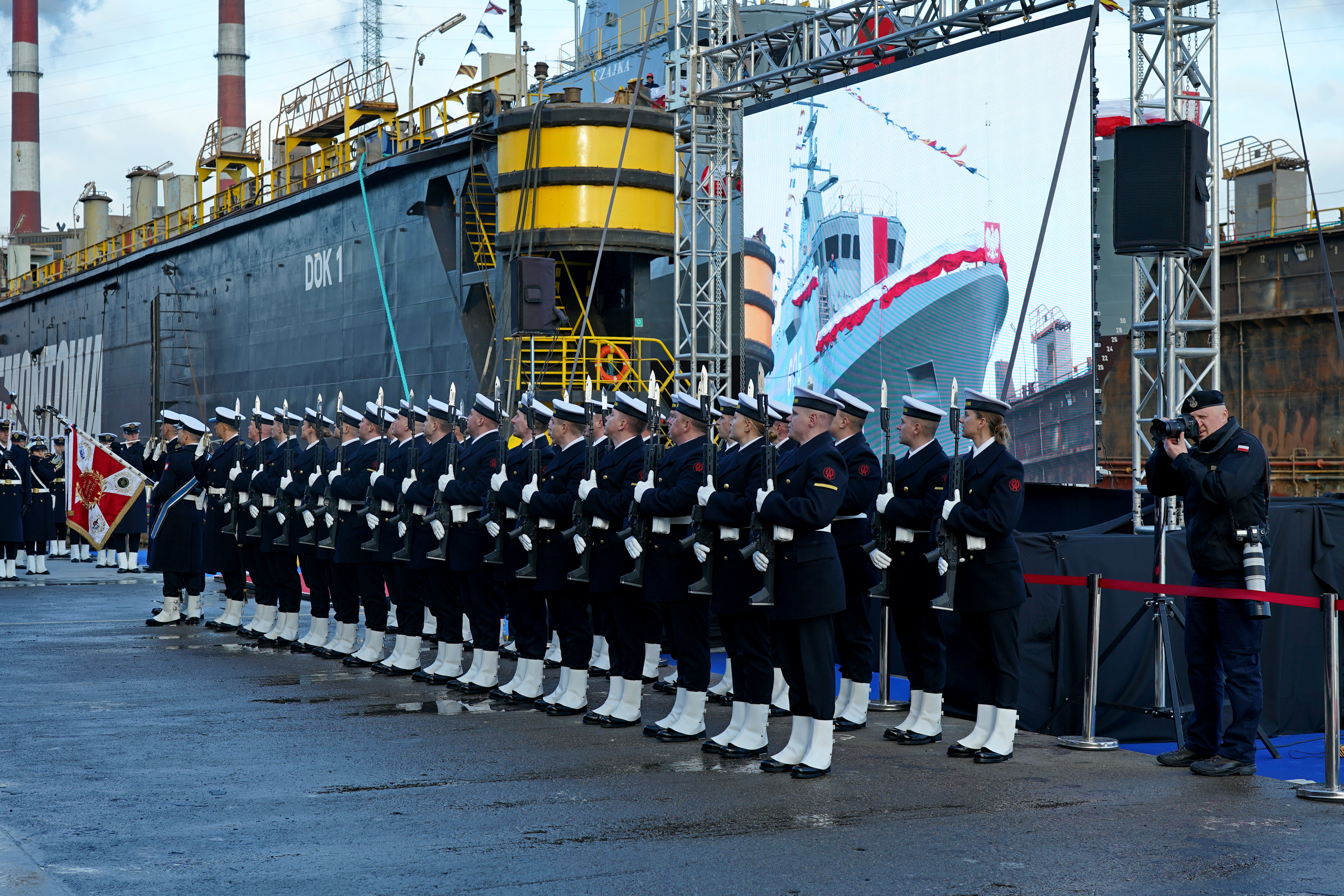 Kompania Reprezentacyjna Marynarki Wojennej podczas uroczystości chrztu i wodowania okrętu ORP &bdquo;Czajka&rdquo; (fot. Magdalena Czernek)