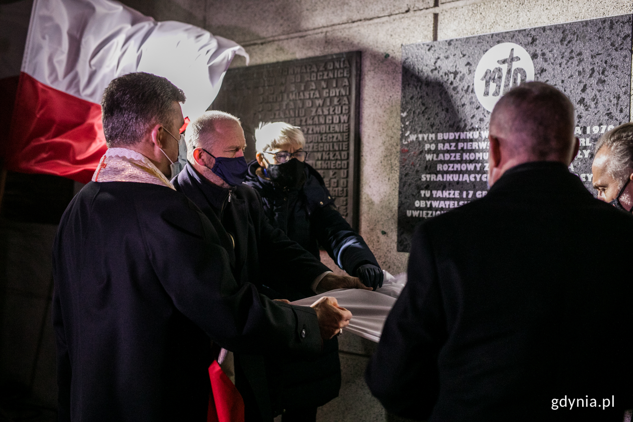 Tablicę odsłonili wsp&oacute;lnie: (od prawej): Wojciech Szczurek - prezydent Gdyni, Krzysztof Dośla - przewodniczący Regionu Gdańskiego NSZZ Solidarność, bp Zbigniew Zieliński - biskup pomocniczy archidiecezji gdańskiej, Marek Stępa - naczelnik Wydziału Ochrony Dziedzictwa Urzędu Miasta Gdyni oraz Joanna Zielińska - przewodnicząca Rady Miasta Gdyni // fot. Karol Stańczak